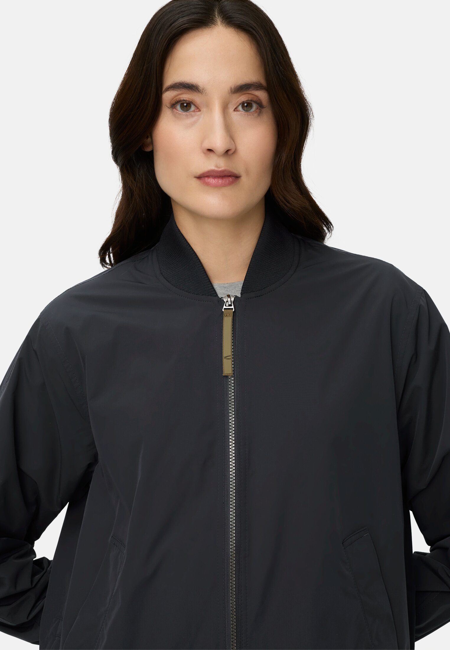 Damen Bomberjacke mit seitlichem Reißverschluss Navyblau getragen detailliert nah