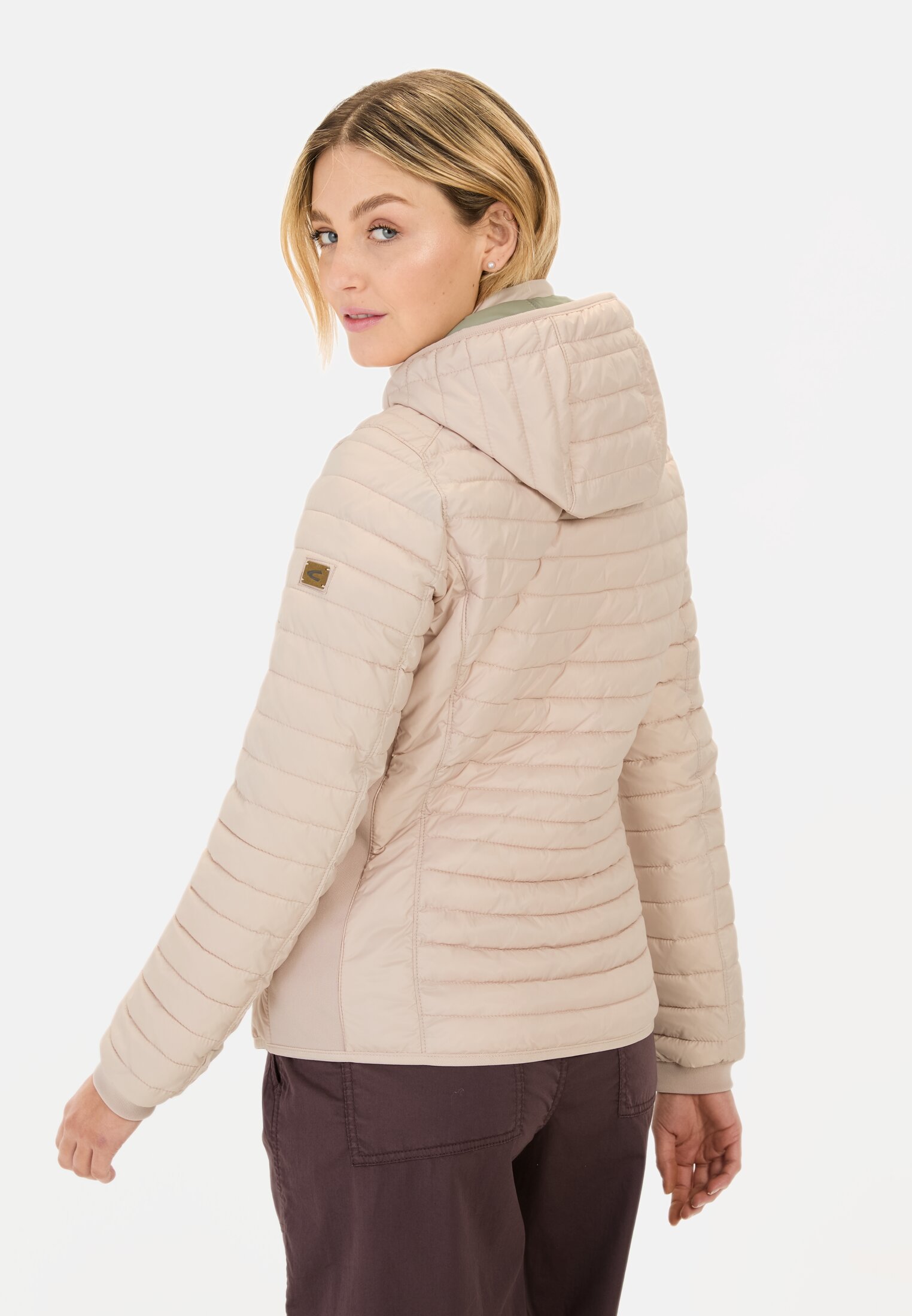 Damen Leichte Steppjacke aus recyceltem Polyamid Rosa getragen hinten