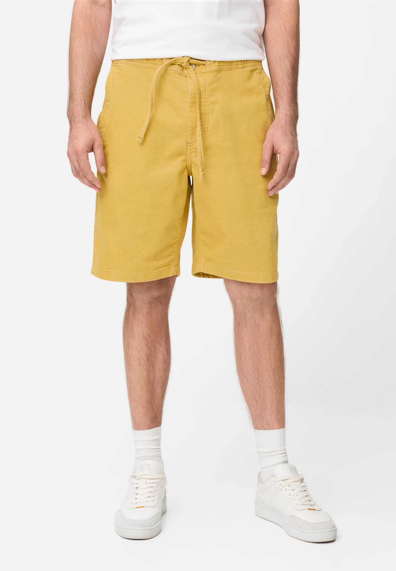 Herren Bermuda Shorts mit Tunnelzug Sonnengelb getragen vorn