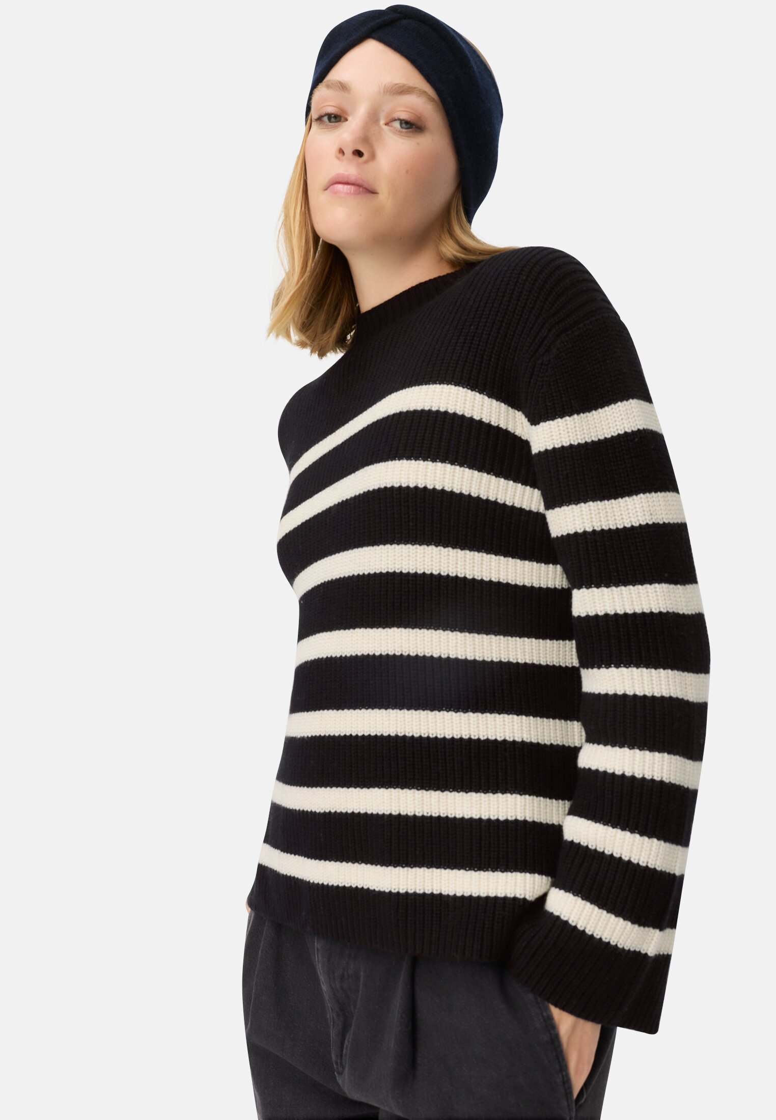 Damen Strickpullover mit Streifen Kaviar getragen emotional