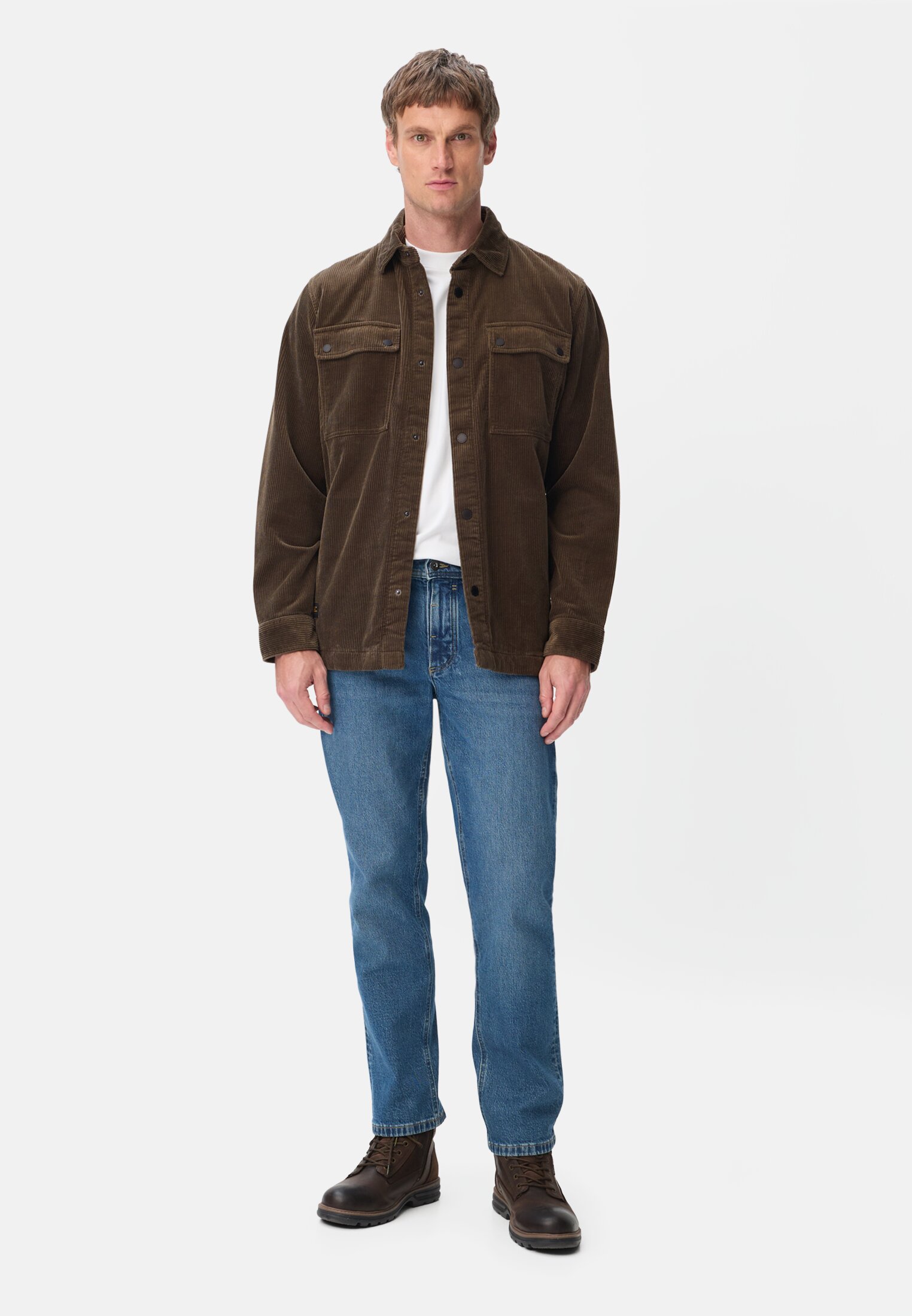Herren Cord Overshirt aus 100% Baumwolle Olivbraun getragen vorne Ganzkörper