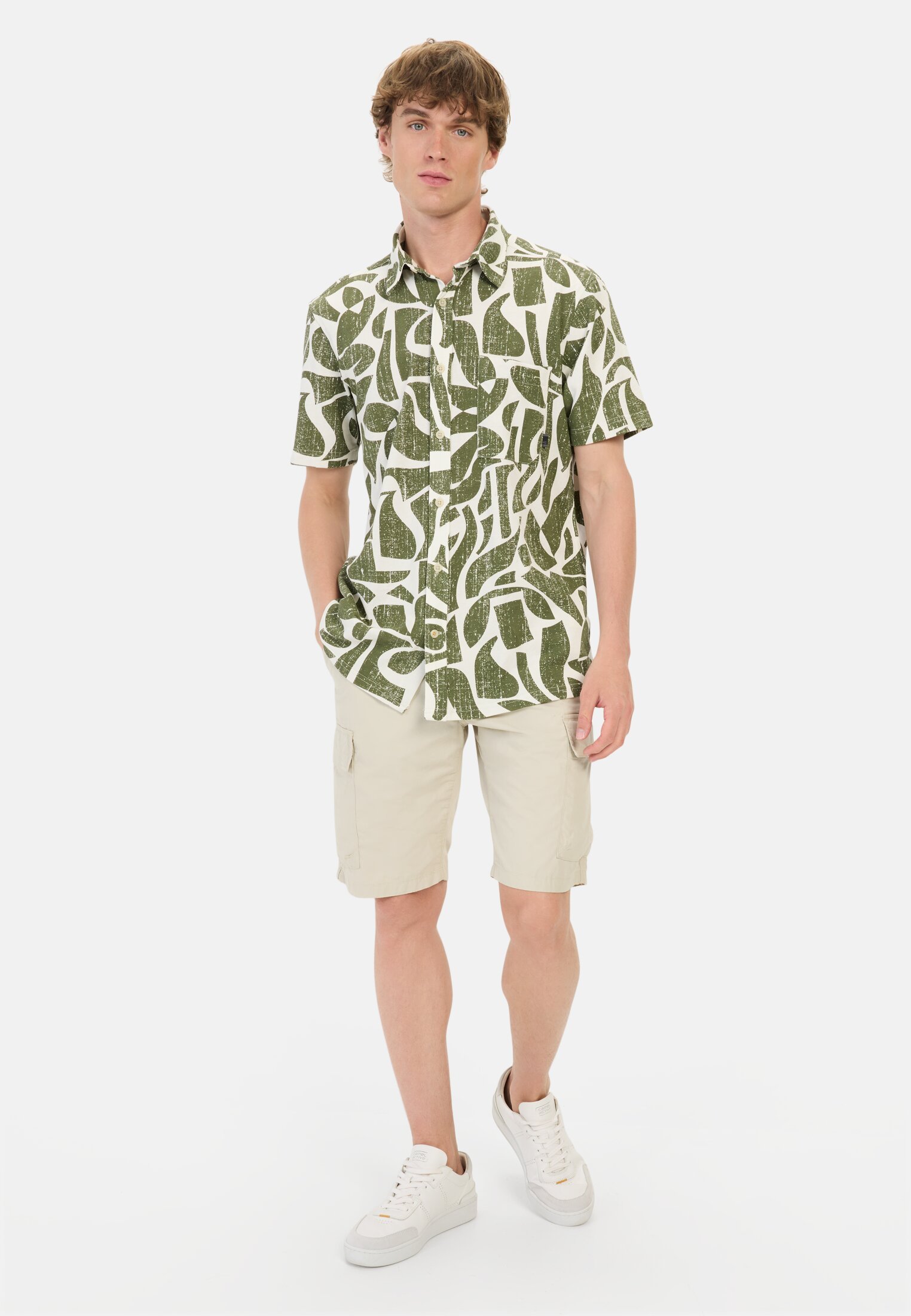 camelactive_Langarmshirt_Ecru_409269-5S69-03_M3 Herren Kurzarm-Hemd aus Piqué-Baumwolle Grün getragen vorne Ganzkörper