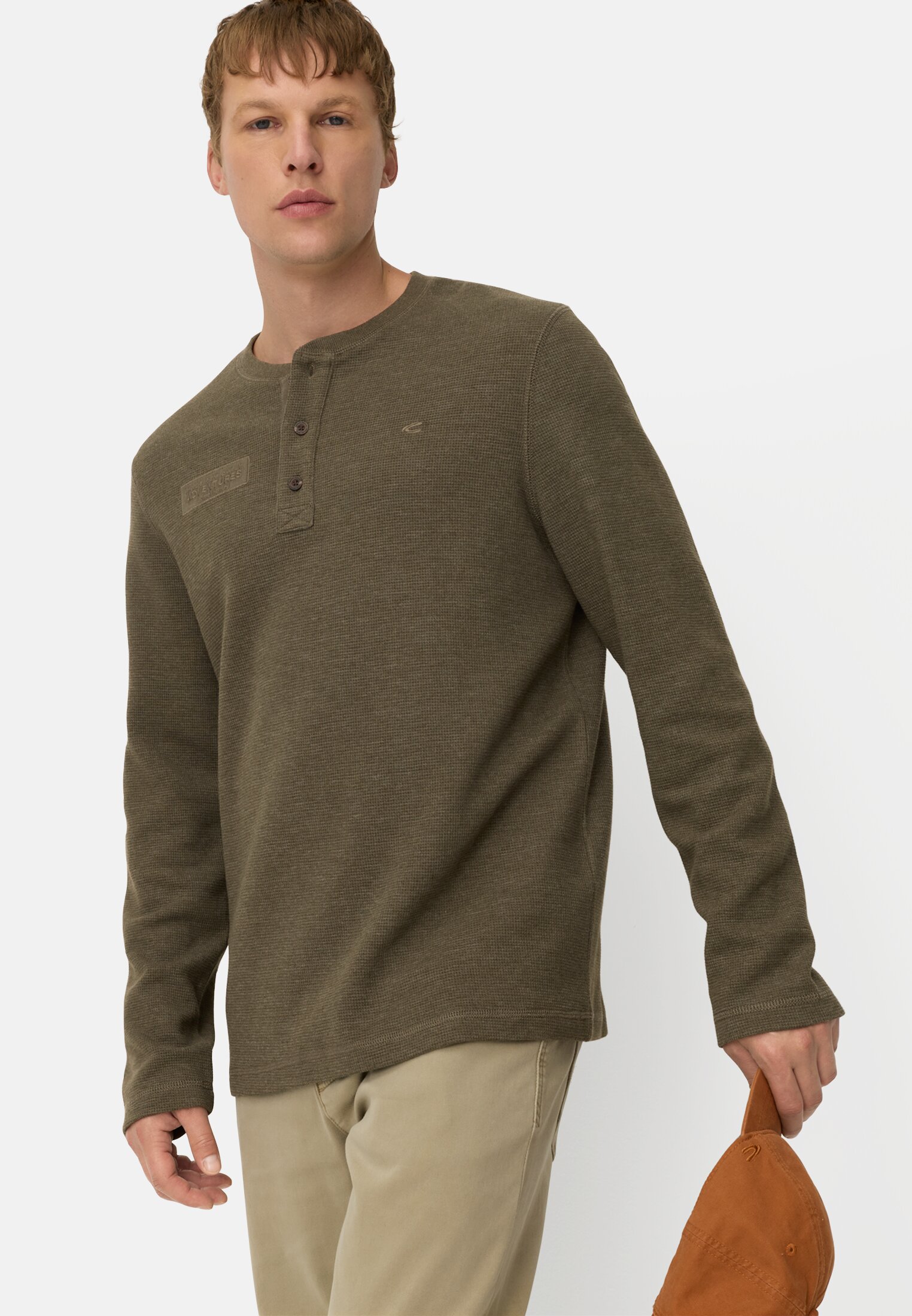 Herren Henley-Shirt aus Organic Cotton Olivgrün getragen emotional