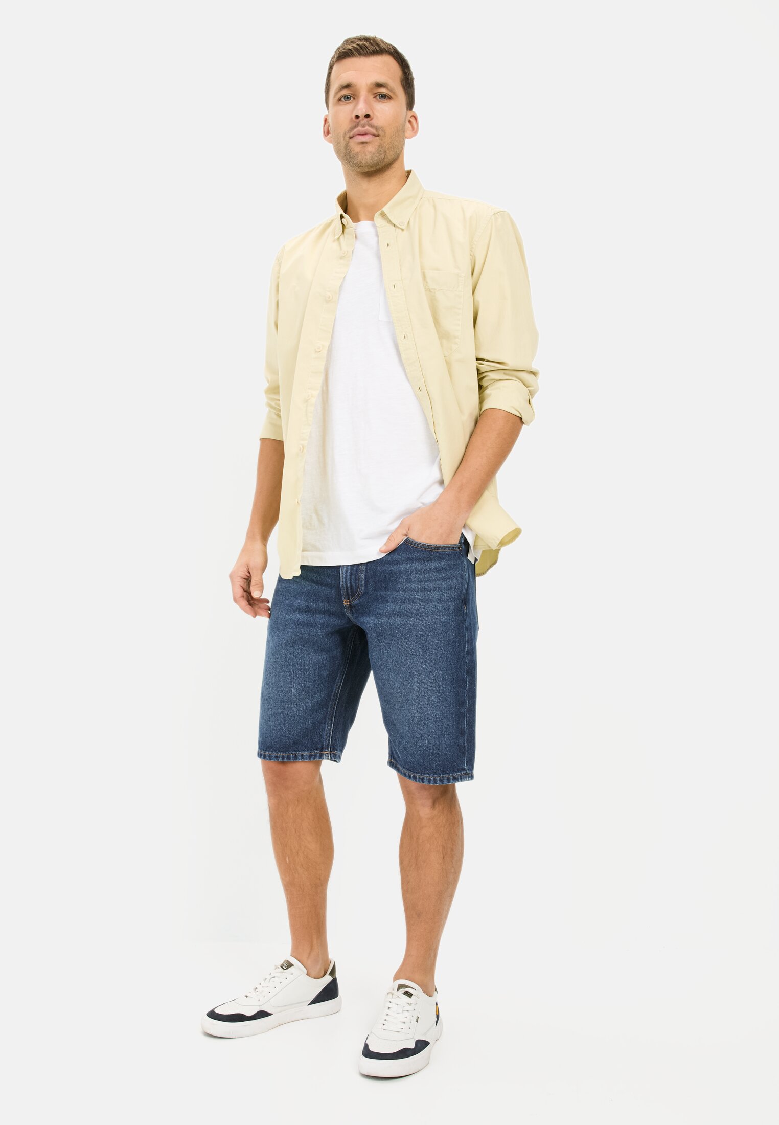 MI_98L01-5D75-46_M3-00 Men 5-pocket denim shorts made of cotton Dark Blue worn front full body