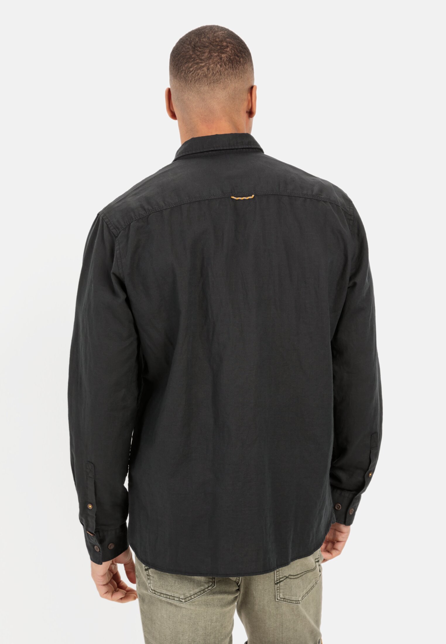 Men Long-sleeved shirt in a lightweight linen blend Black worn back