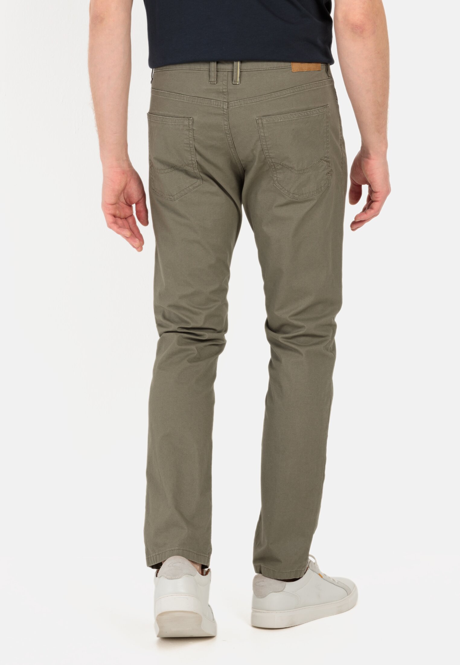 Herren Slim Fit 5-Pocket Hose Khaki getragen hinten