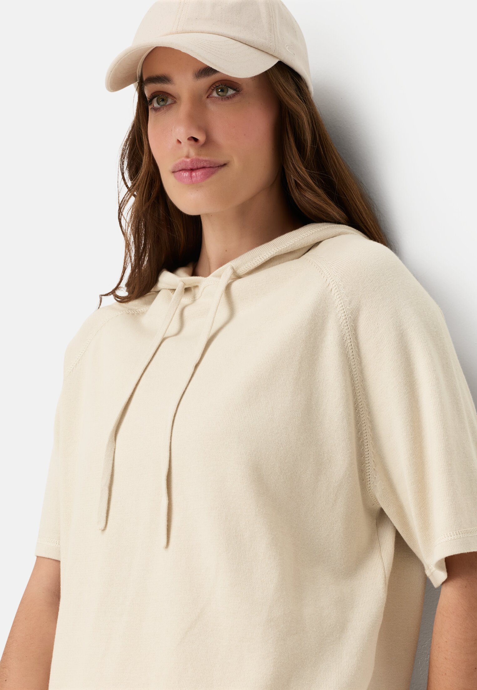 Damen Kurzarm Strickpullover mit Kapuze Perlweiß getragen emotional