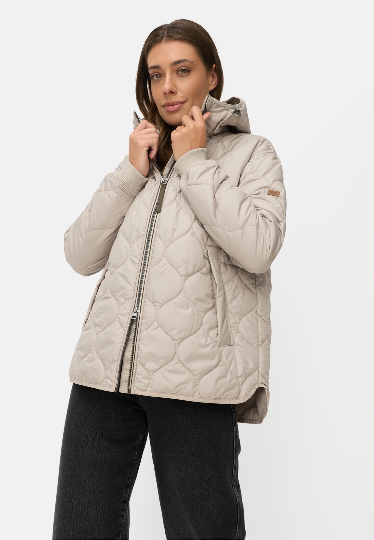 Damen Wasserabweisende Oversized-Jacke mit 2-Wege Reißverschluss Grau getragen emotional