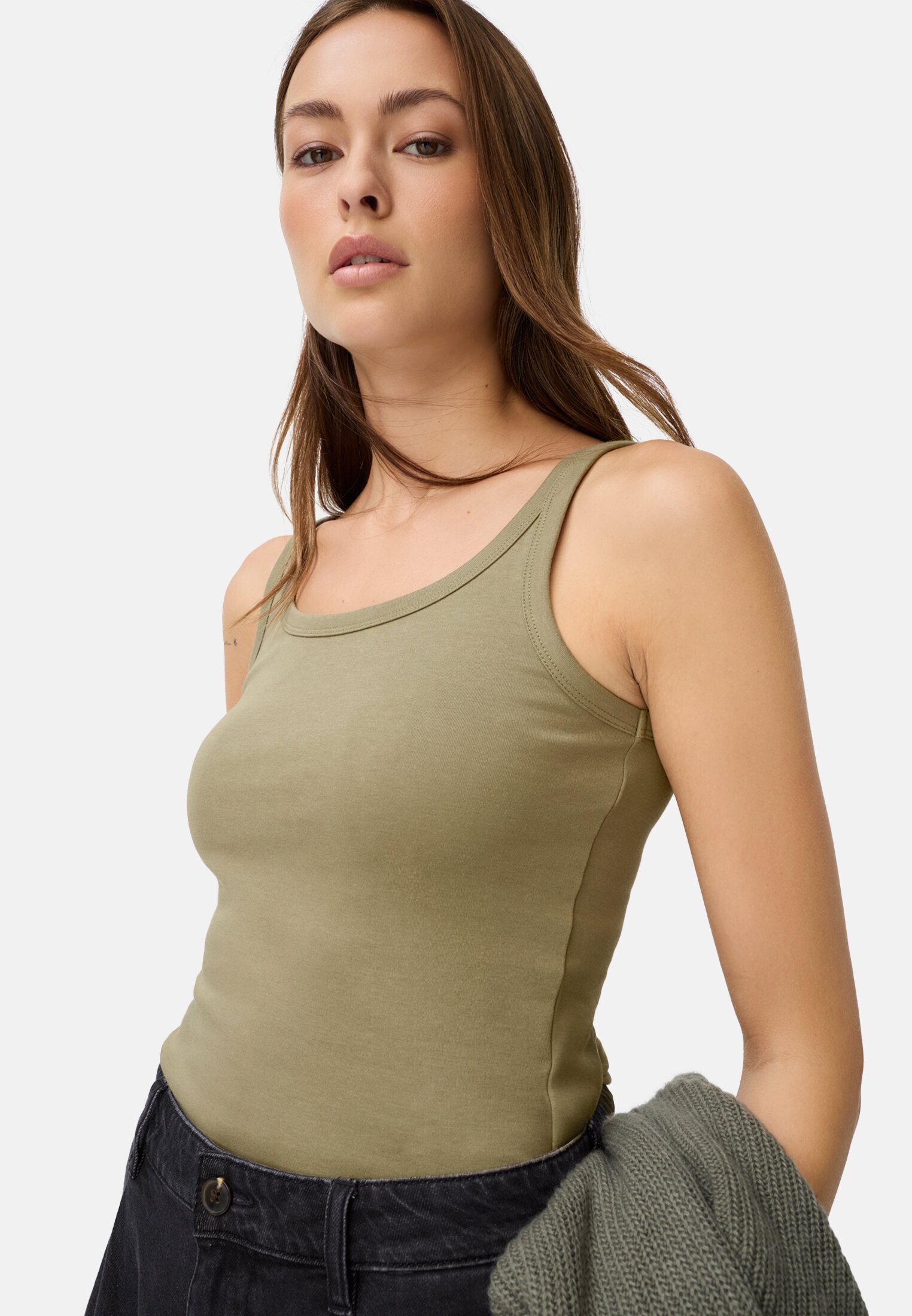 Damen Top aus reiner Baumwolle Hellkhaki getragen emotional