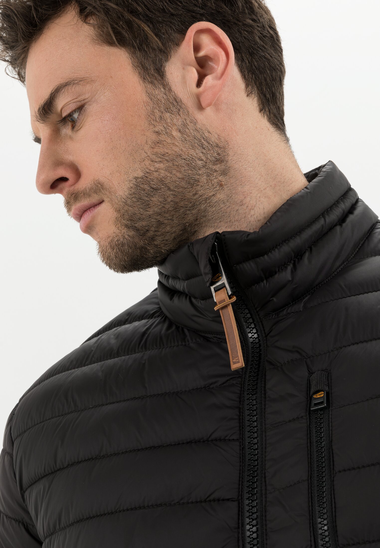 Men Downfree quilted jacket from recycled polyester Black worn detail close