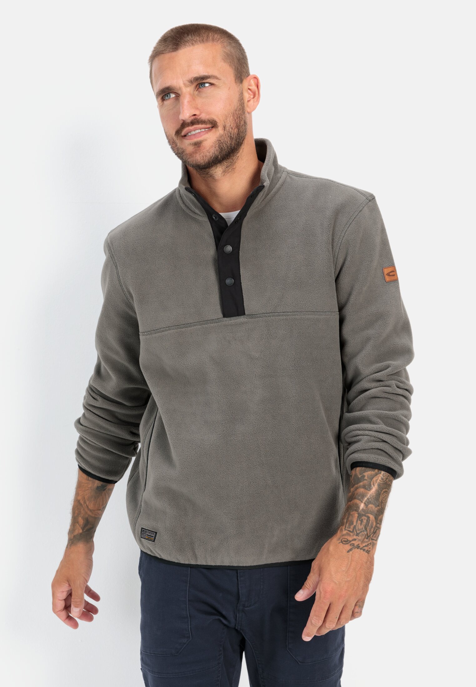 Herren Fleece Troyer aus recyceltem Material Grau getragen vorn
