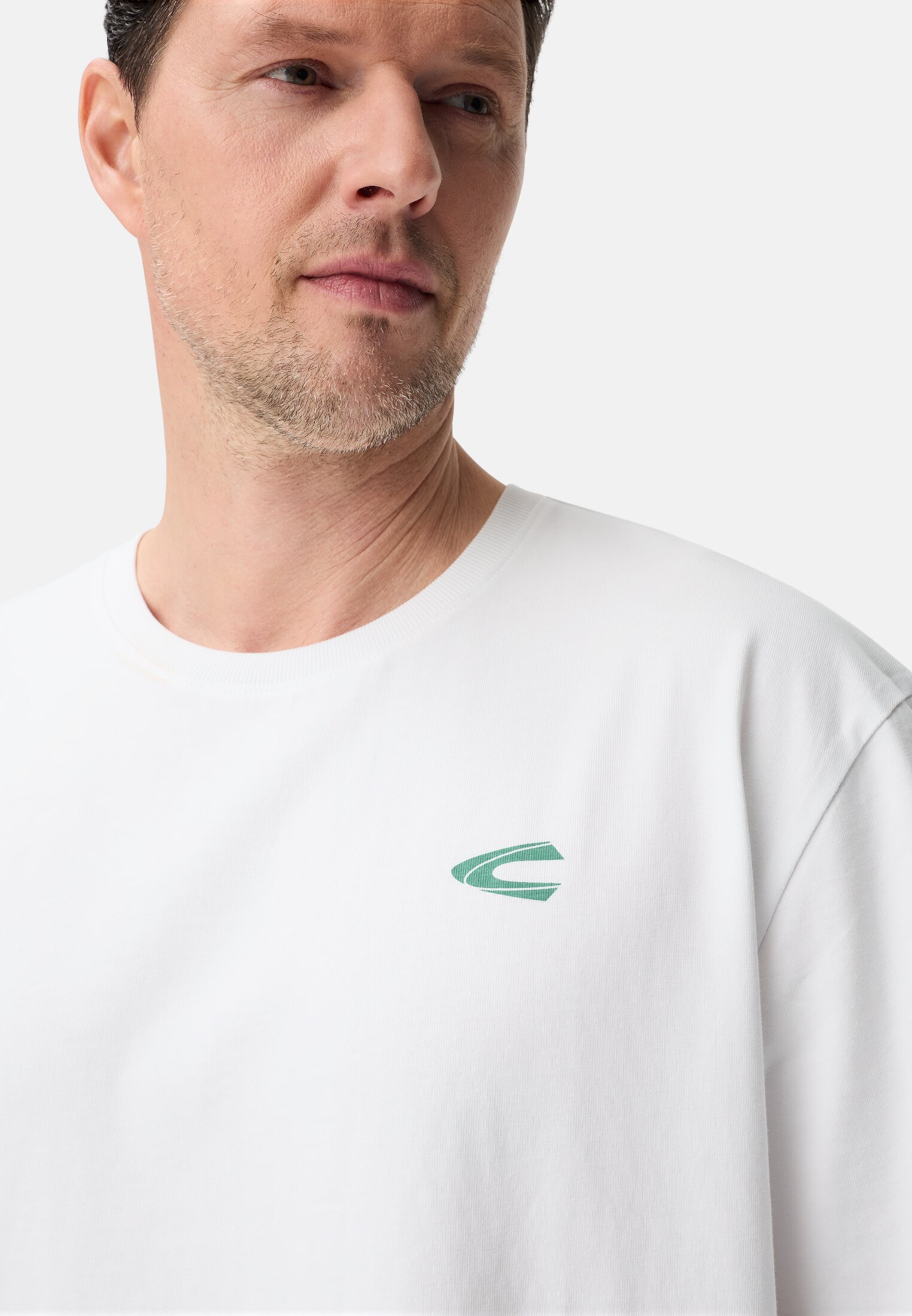 Herren T-Shirt mit Rückenprint Weiß getragen detailliert nah