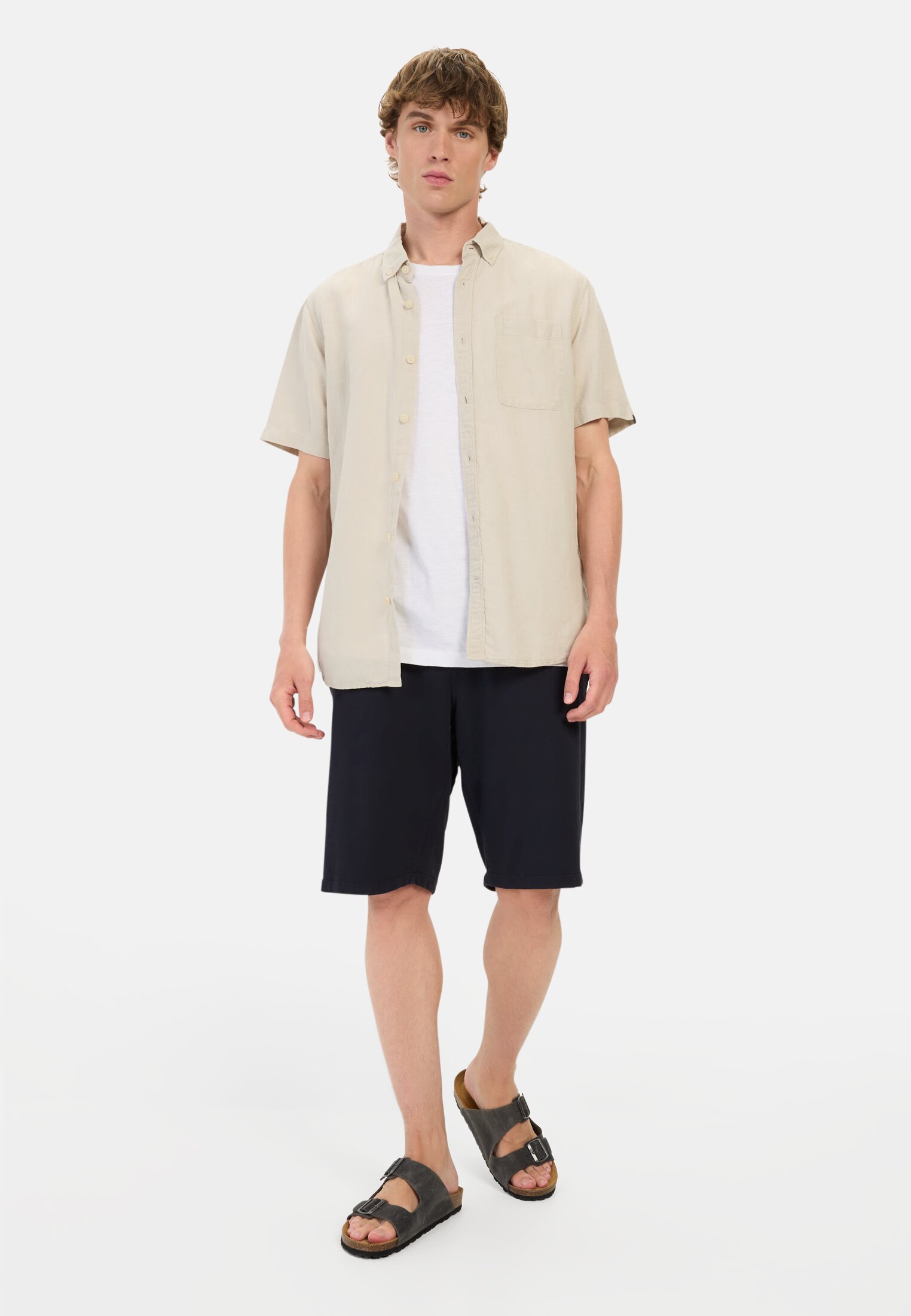 Herren Bermuda Shorts mit elastischem Bund Dunkelblau getragen vorne Ganzkörper