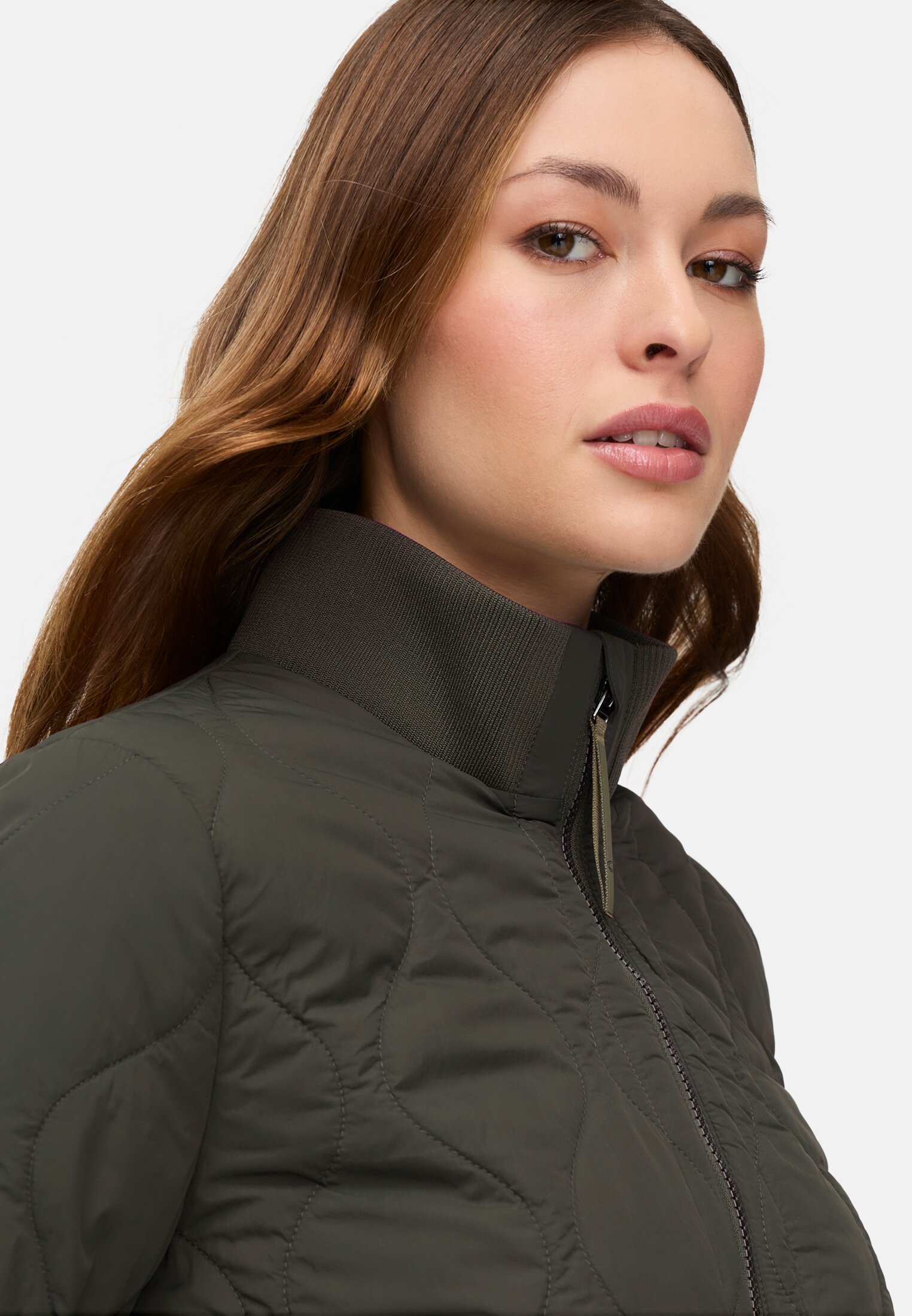 Damen Steppjacke mit Taschen Waldgrün getragen detailliert nah
