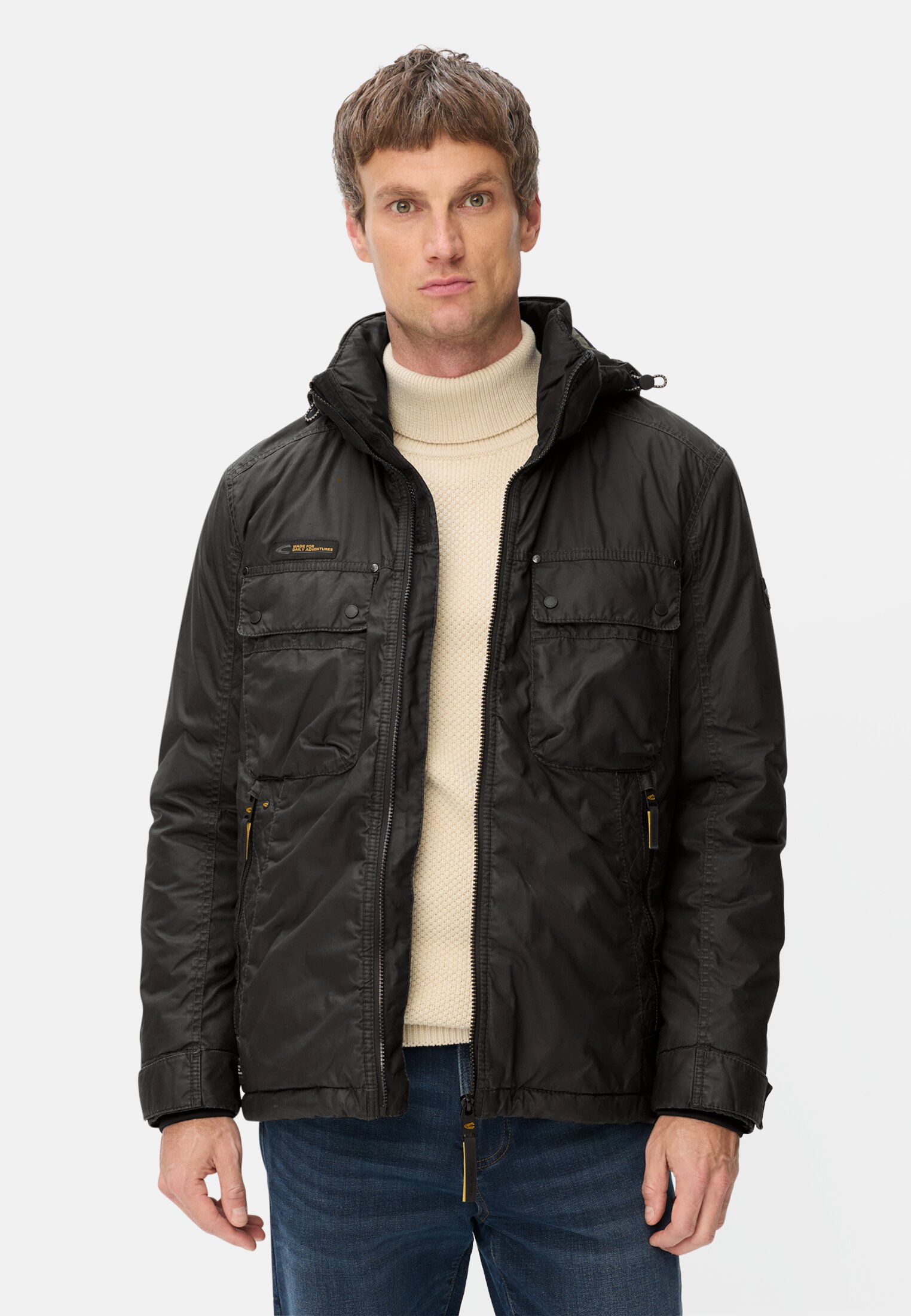 Herren Multipocket Jacke aus gewachster Baumwolle Schwarz getragen vorn