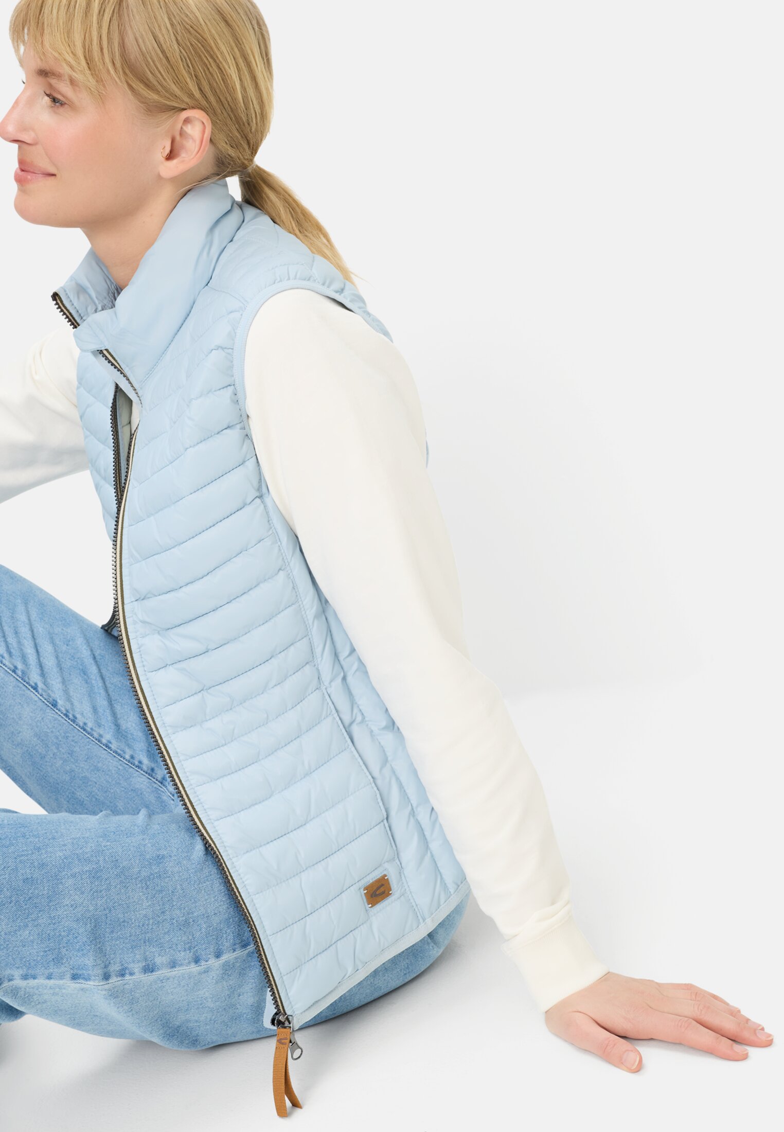 Damen Steppweste aus recyceltem Polyamid Hellblau getragen emotional