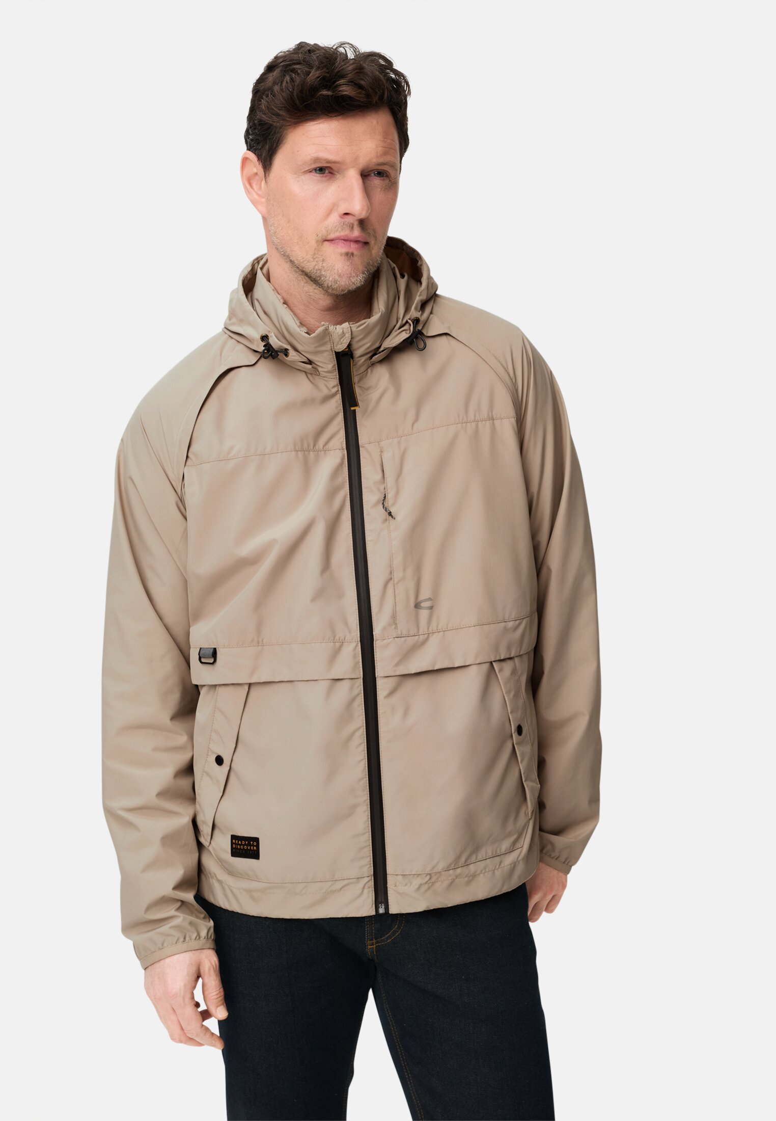 Herren Übergangsjacke aus besonders leichtem Material Beige getragen vorn