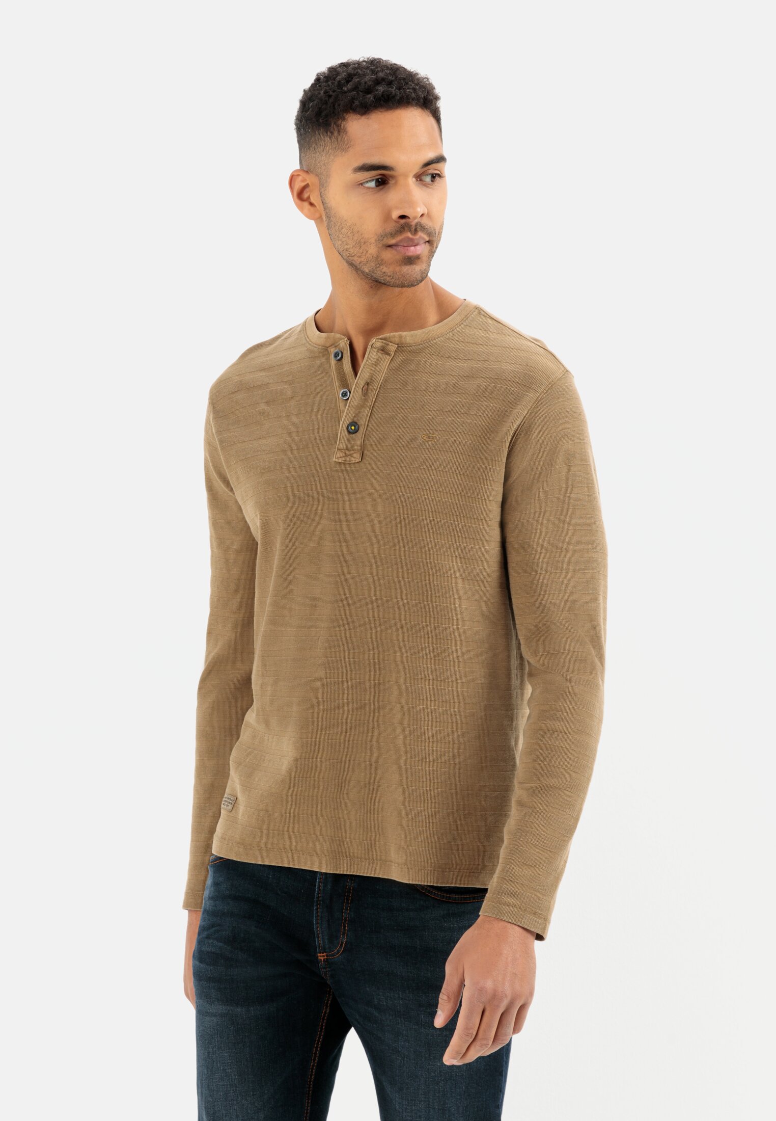 MI_409965-1T11-19_M0-00 Herren Langarm Henleyshirt aus reiner Baumwolle Hellbraun getragen vorn
