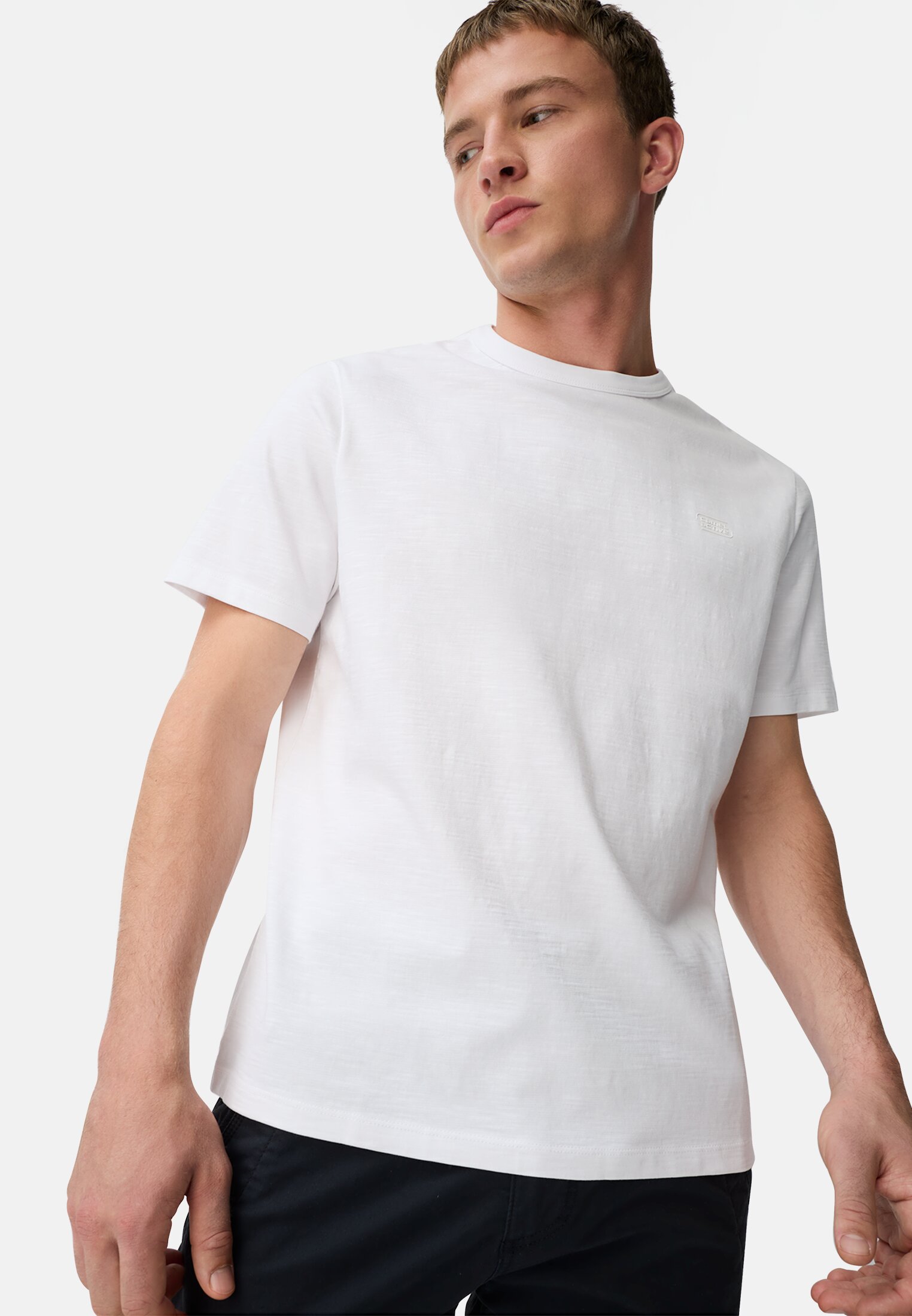 Herren Organic T-Shirt aus reiner Baumwolle mit Rundhalsausschnitt Weiß getragen emotional