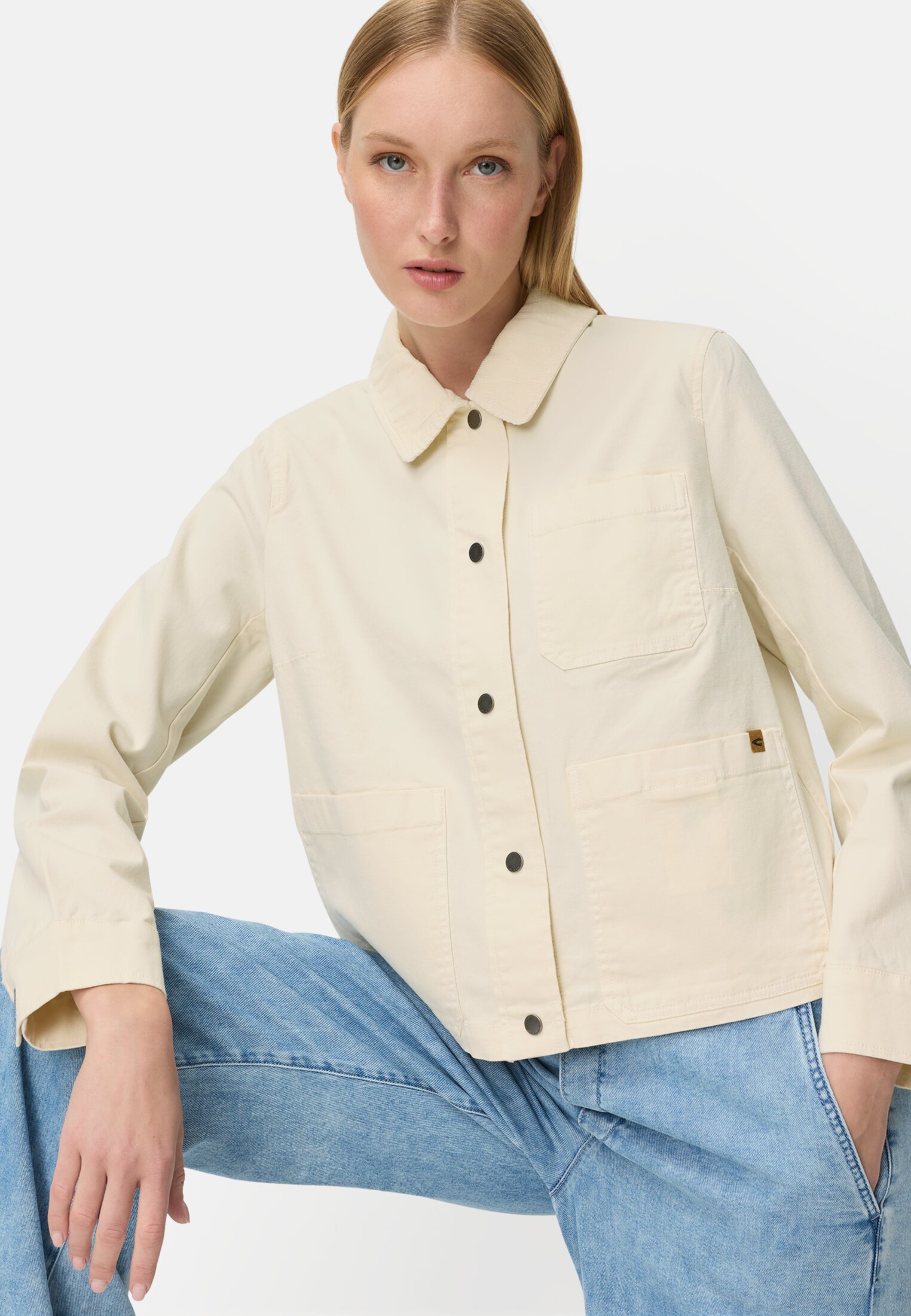 Damen Indoor Blazer mit Brusttaschen Milchweiß getragen emotional