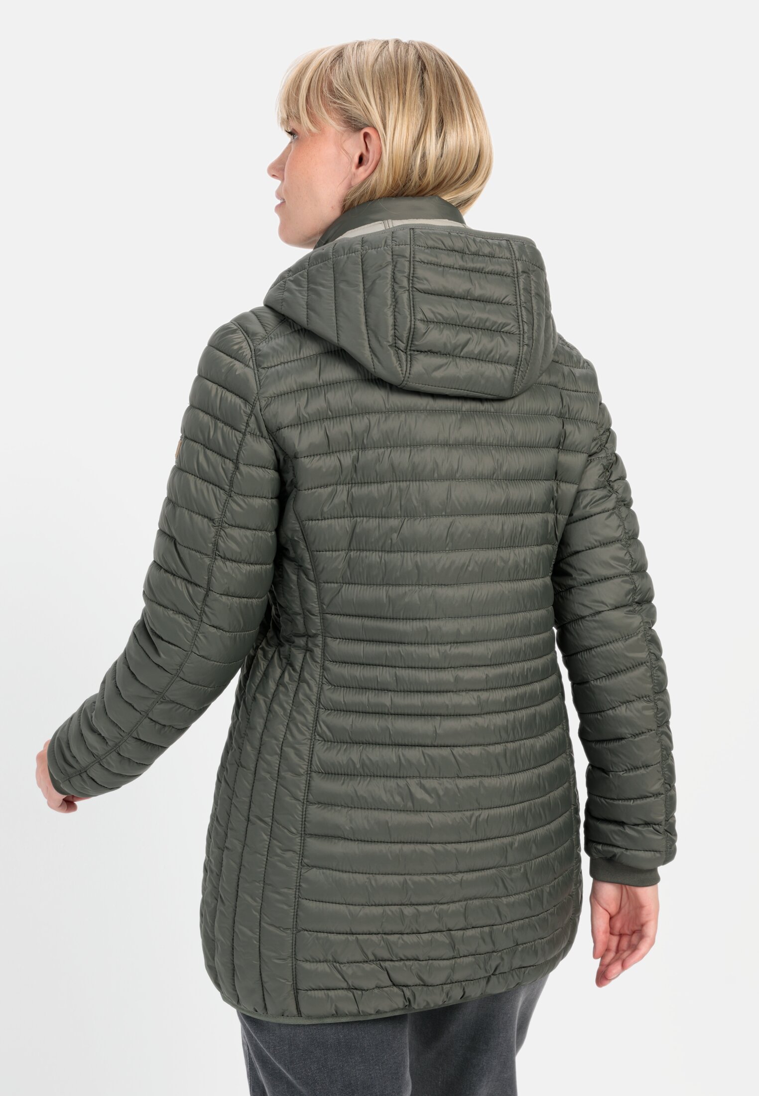Damen Steppjacke aus recyceltem Polyamid Khaki getragen hinten