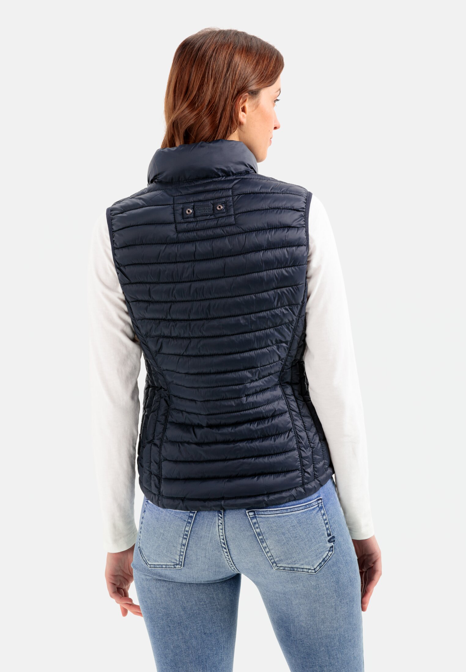 Damen Steppweste aus 100% recyceltem Material Dunkelblau getragen hinten