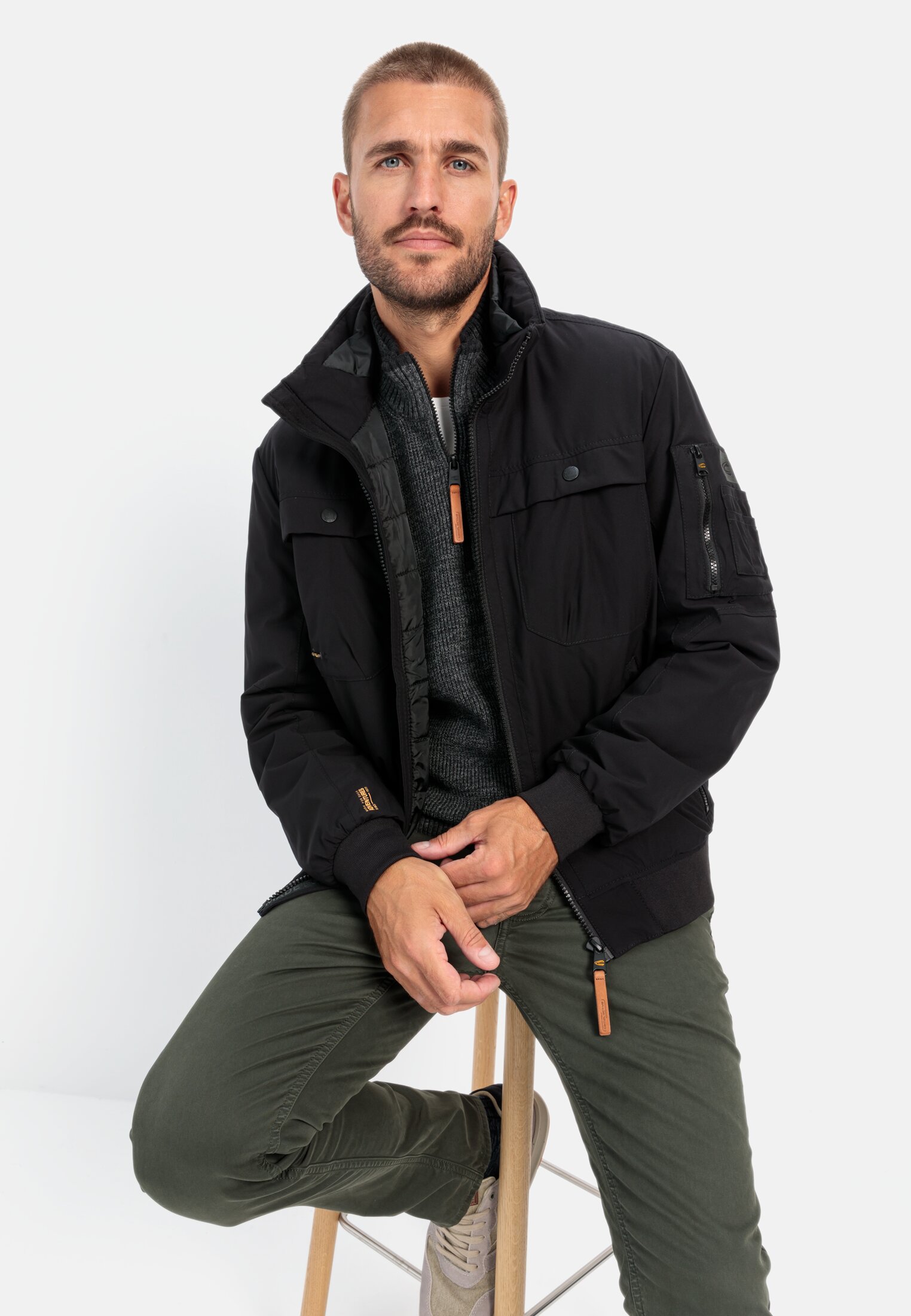 Herren Softshell Blouson mit einrollbarer Kapuze Schwarz getragen emotional