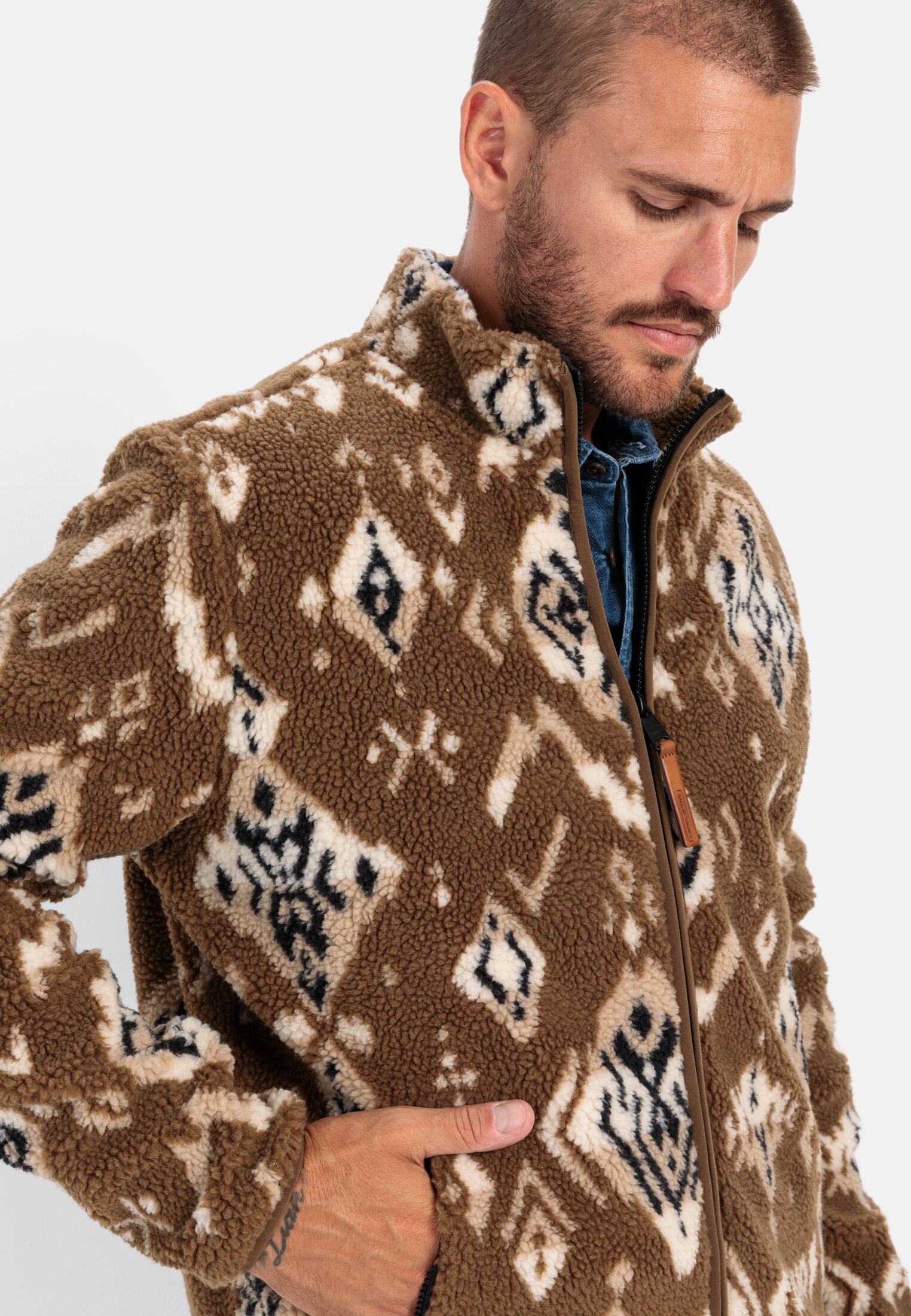 Men Fleece jacket with stand-up collar Brown worn detail close