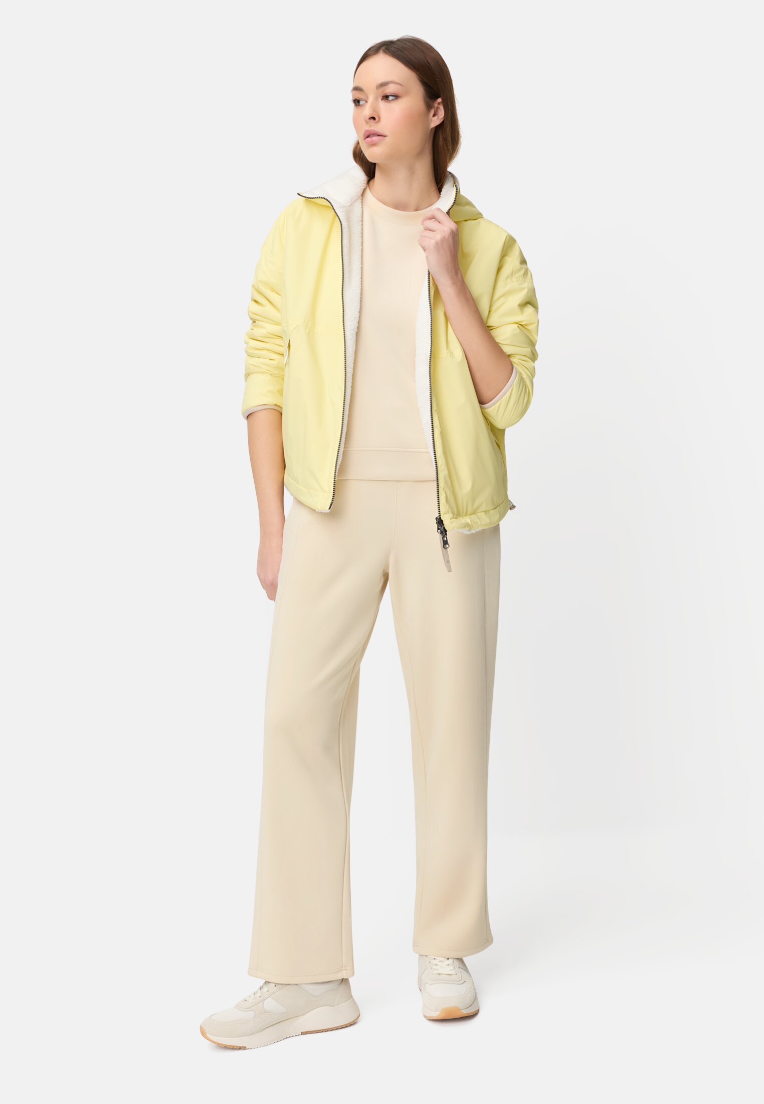 Damen Jogger mit elastischem Bund Perlweiß getragen vorne Ganzkörper