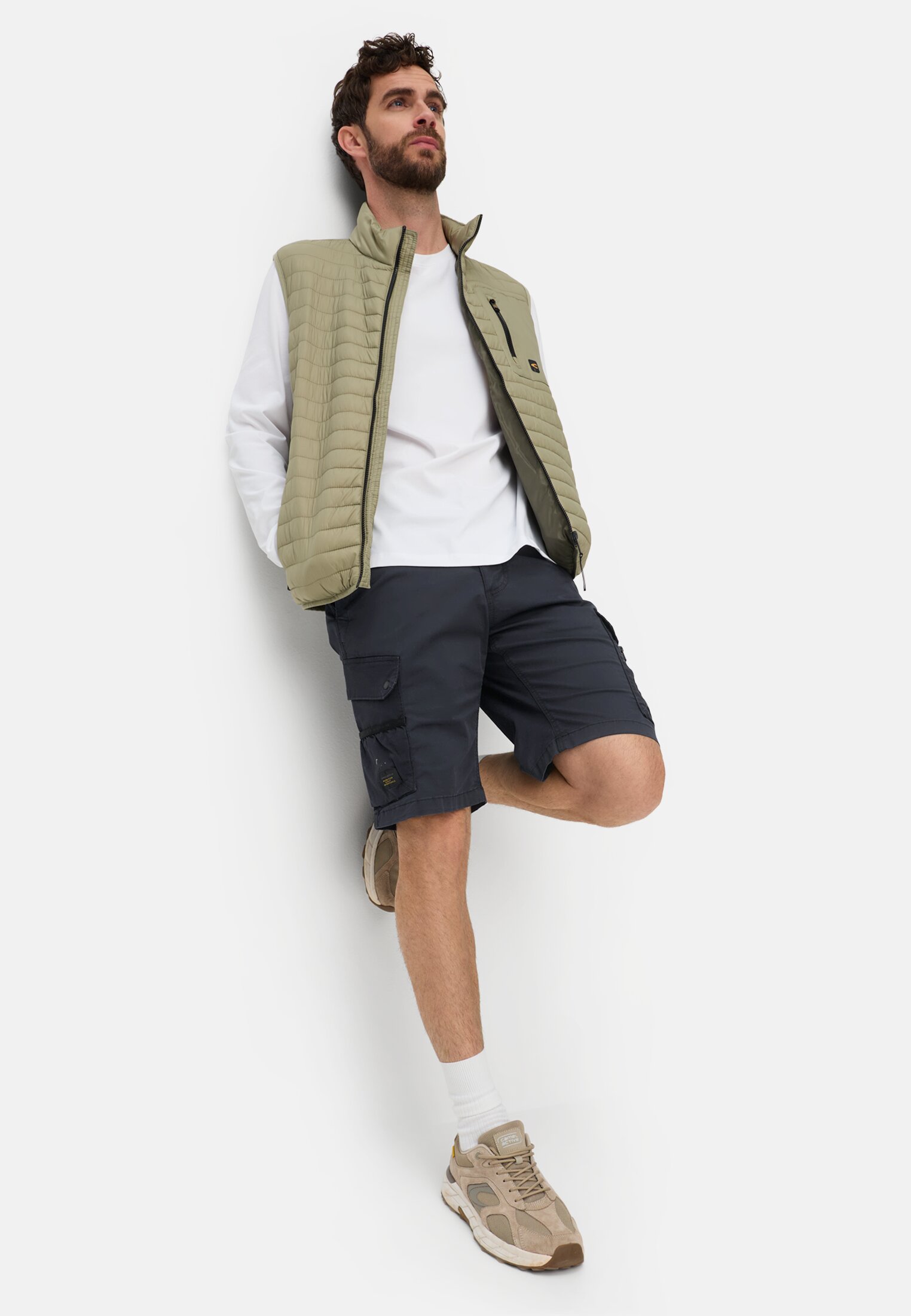 Herren Bermuda Shorts mit Cargo-Taschen Dunkelblau getragen emotional