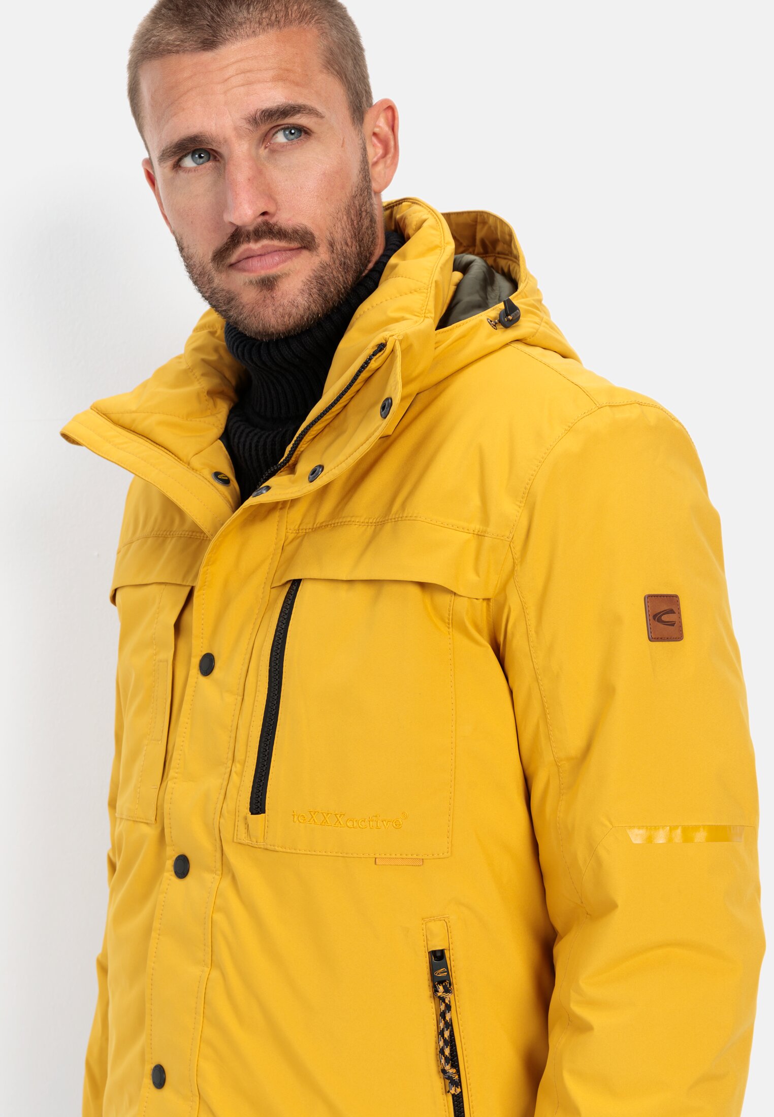 Herren teXXXactive® Funktionsjacke mit abnehmbarer Kapuze Gelb getragen detailliert nah