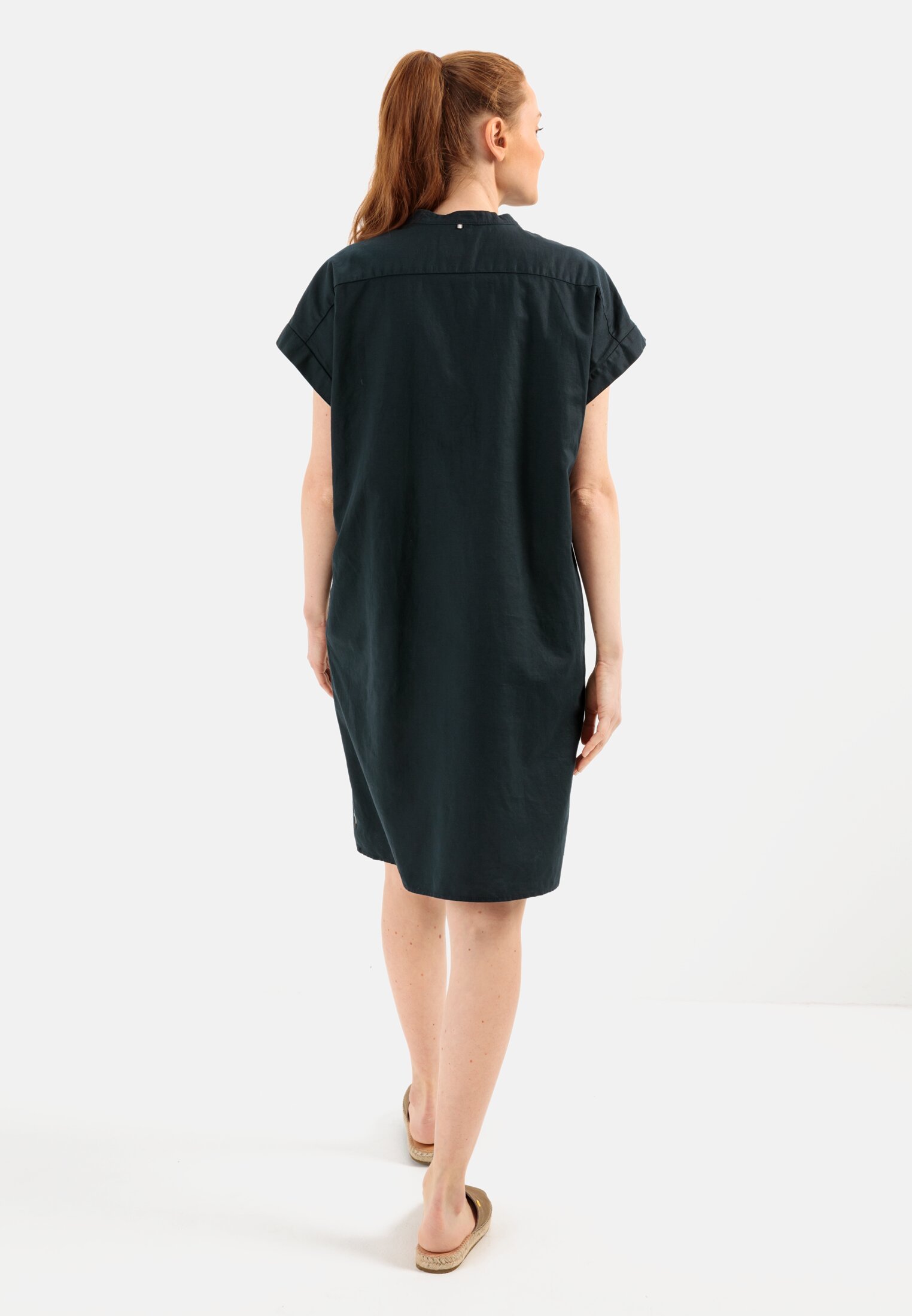 Damen Schlupfkleid aus einem Leinenmix Schwarz getragen hinten