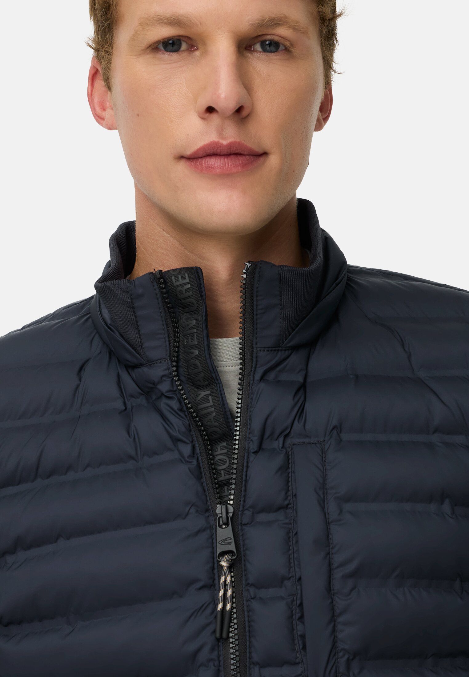 Herren Hybridjacke mit abnehmbaren Ärmeln Navy getragen detailliert nah