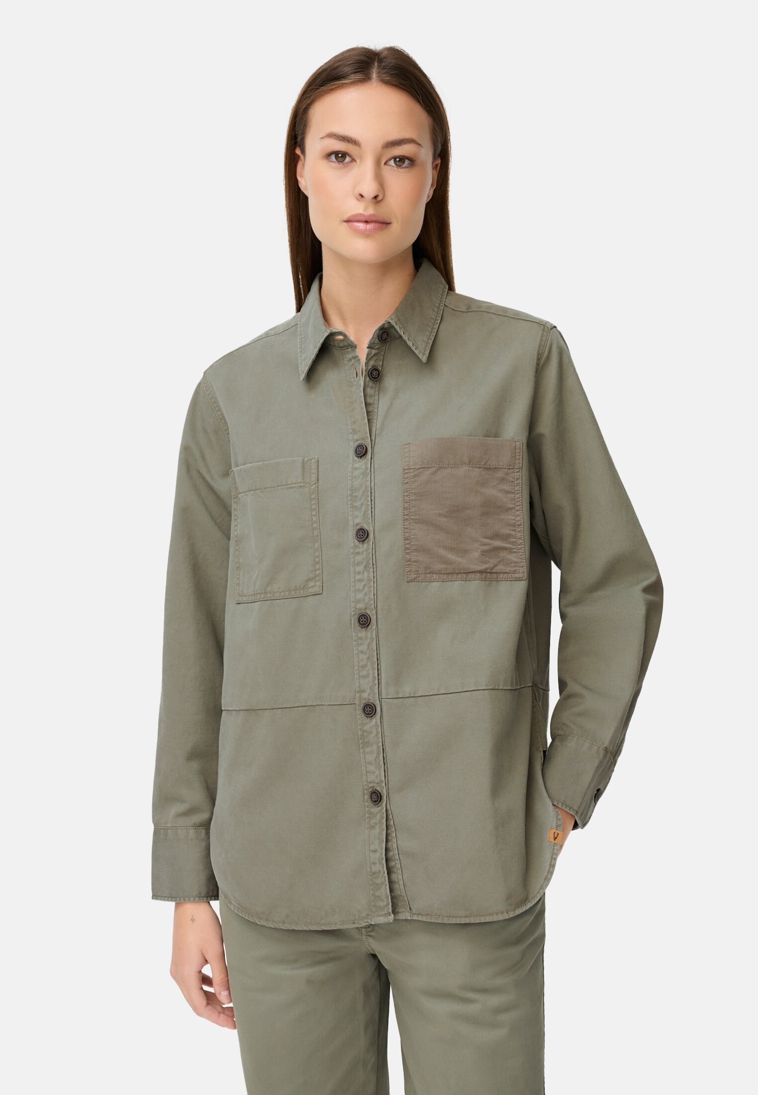Damen Overshirt aus Baumwoll-Lyocell-Mix Graugrün getragen vorn