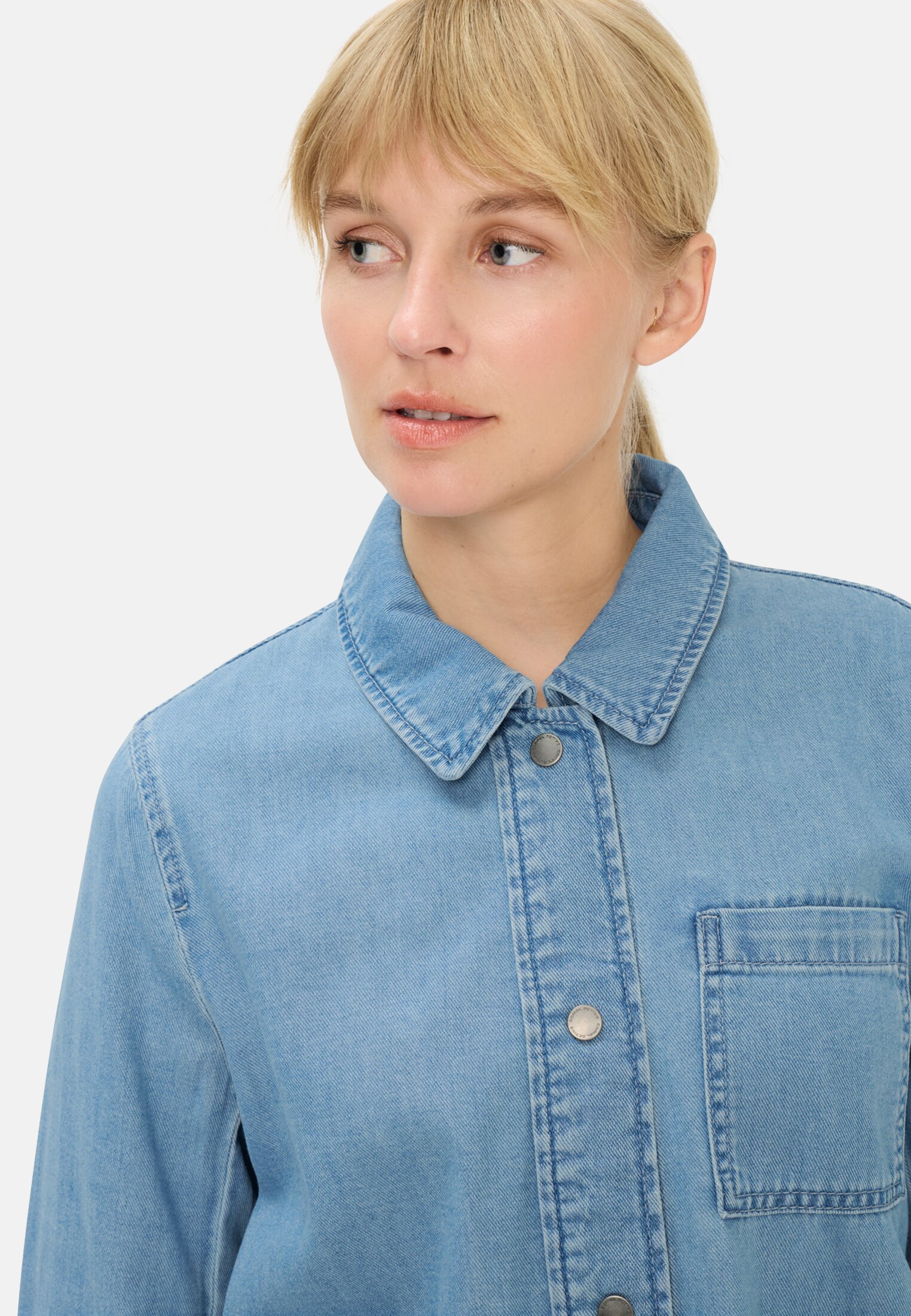 Damen Jeansblazer mit Knopfleiste Hellblau getragen detailliert nah