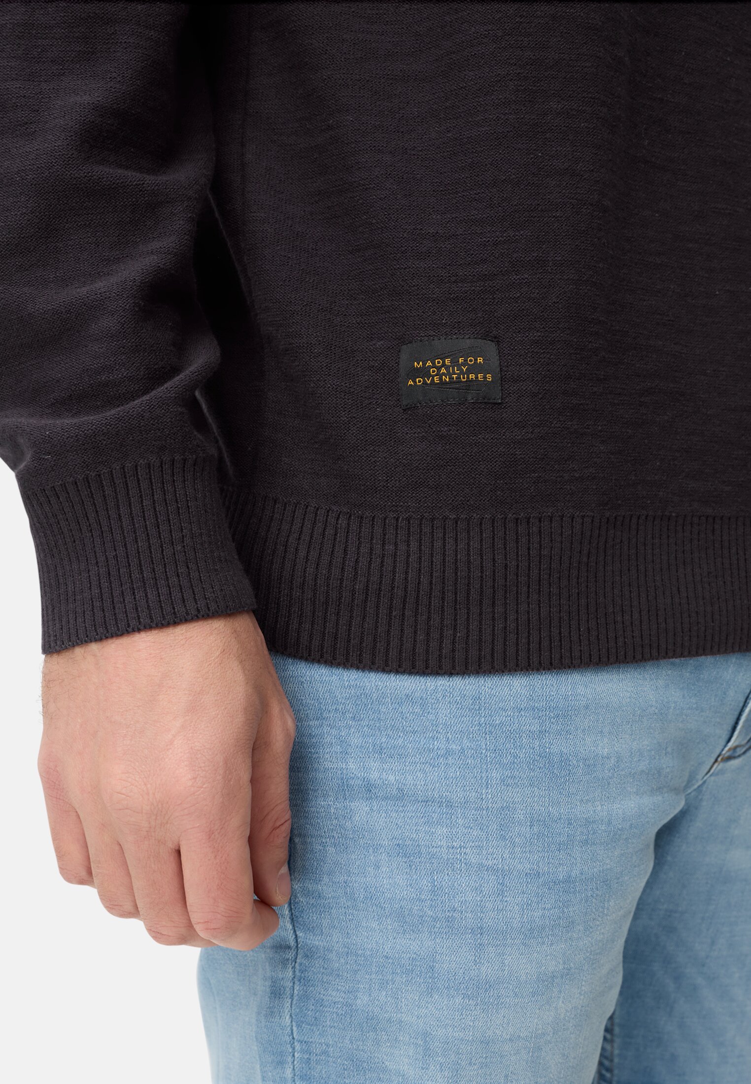 Heren Gebreide trui van puur katoen Donkerblauw gedragen detail dichtbij