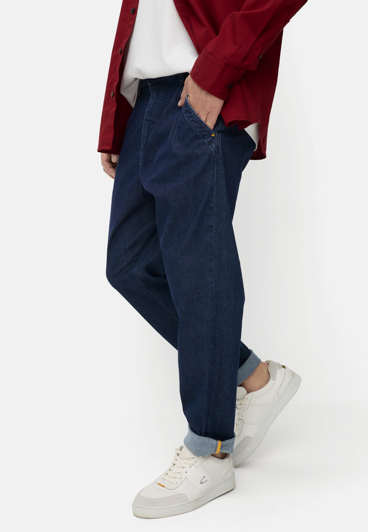 Herren Lässige Relaxed Fit Chino in Jeans-Optik Indigoblau getragen emotional