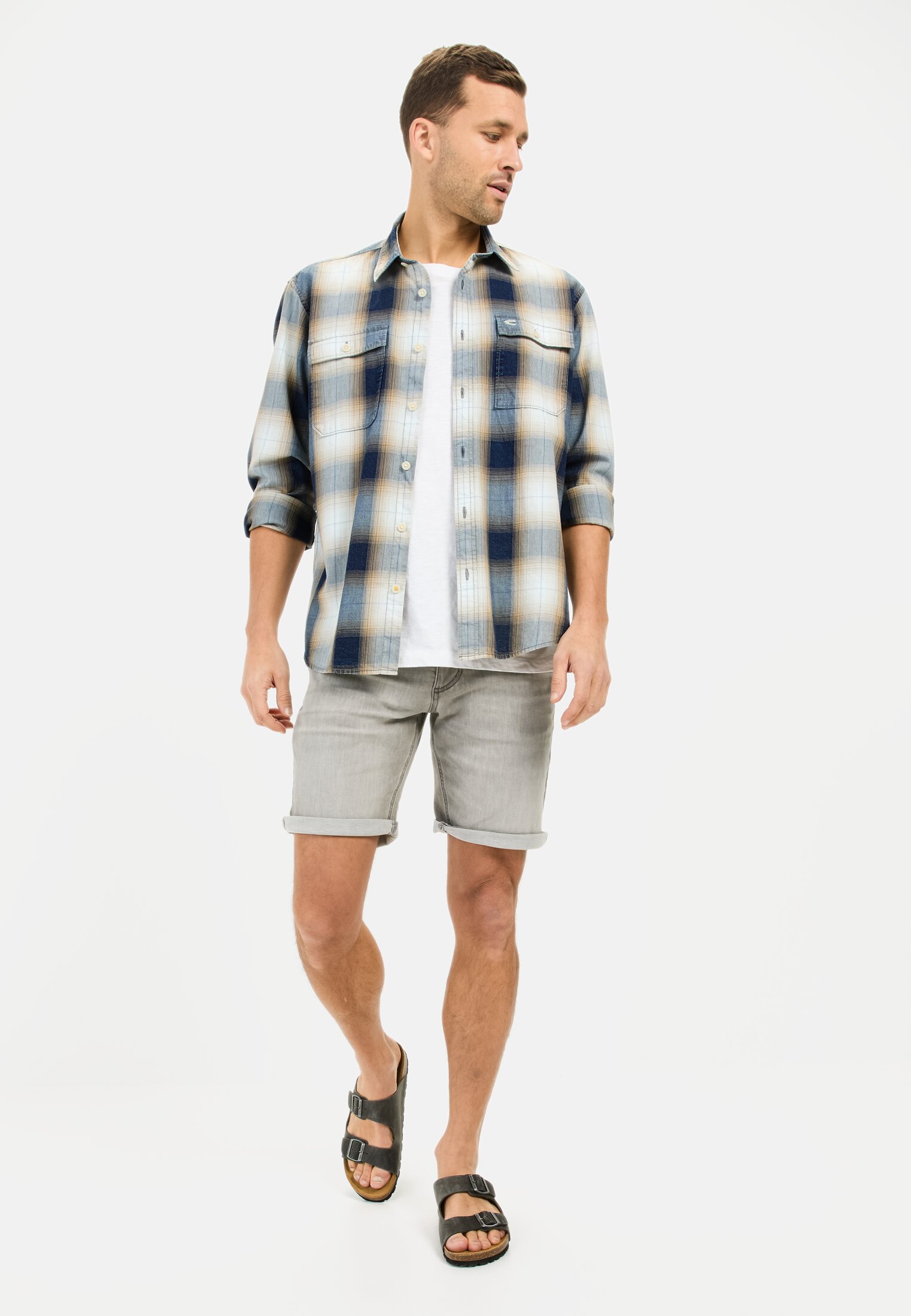 MI_98R02-5D16-06_M3-00 Herren fleXXXactive® Jeansshorts im Regular Fit Grau getragen vorne Ganzkörper