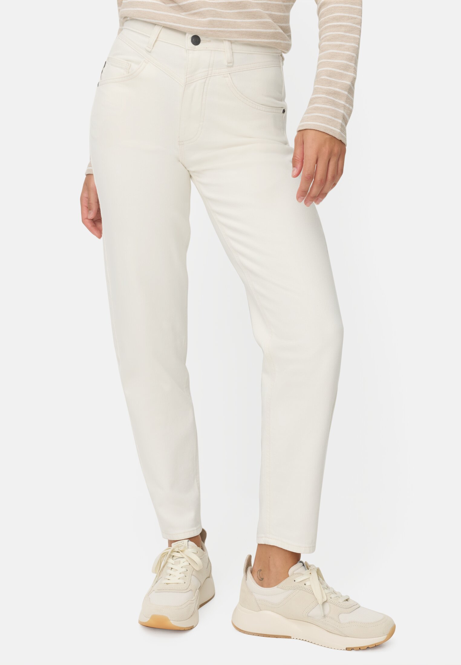 Damen Mom Jeans mit Gürtelschlaufen Milchweiß getragen emotional