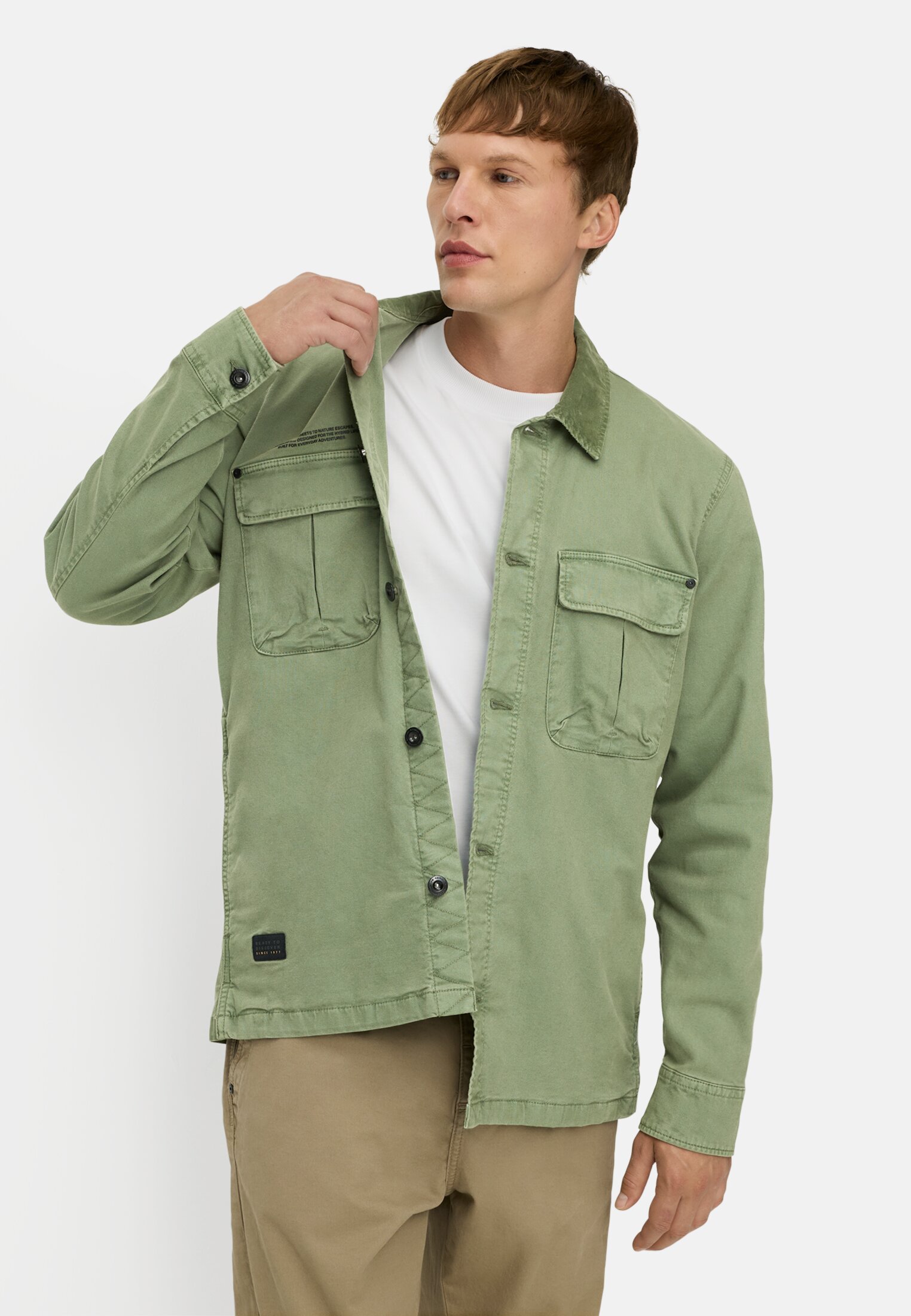 Herren Overshirt mit Pattentaschen und 2-Wege Stretch Blattgrün getragen emotional