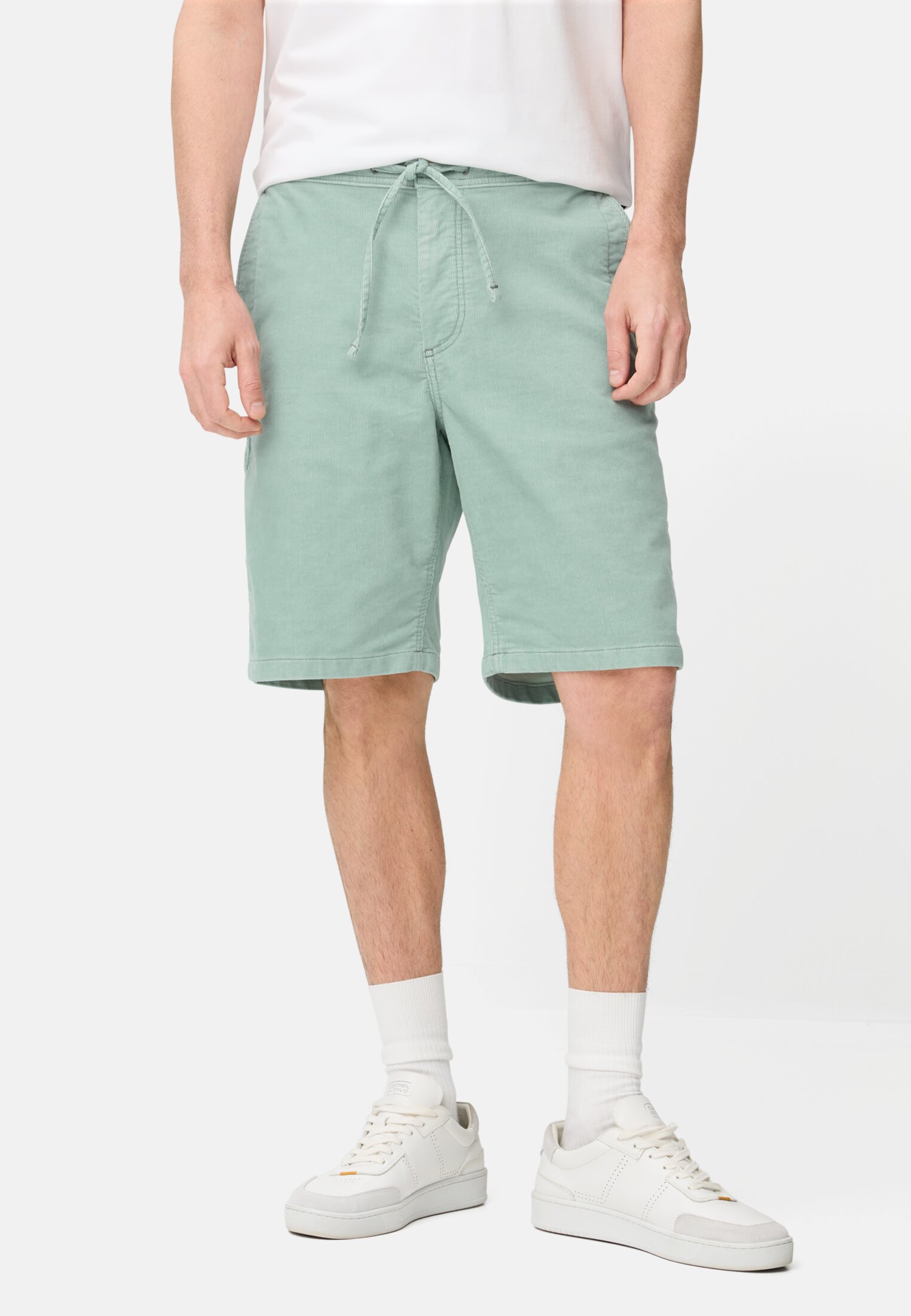 Herren Bermuda Shorts mit Tunnelzug Ozeangrün getragen vorn