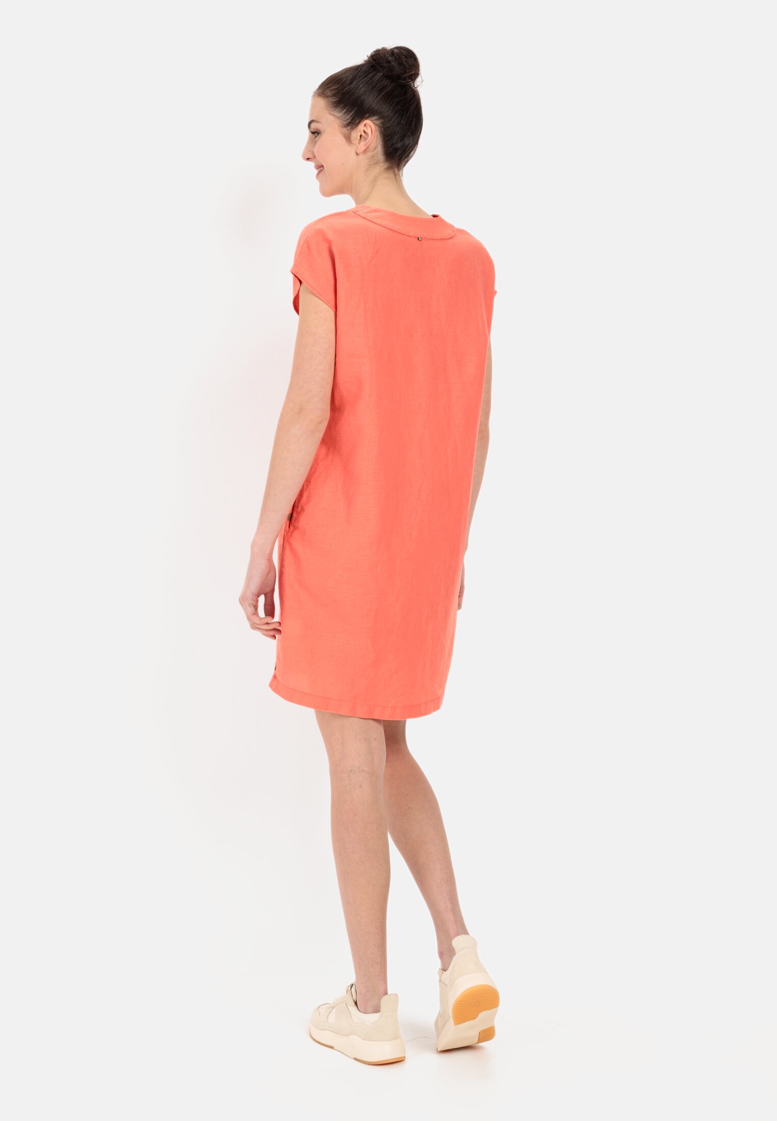 Damen Schlupfkleid im sommerlichen Leinenmix Rot-Orange getragen hinten