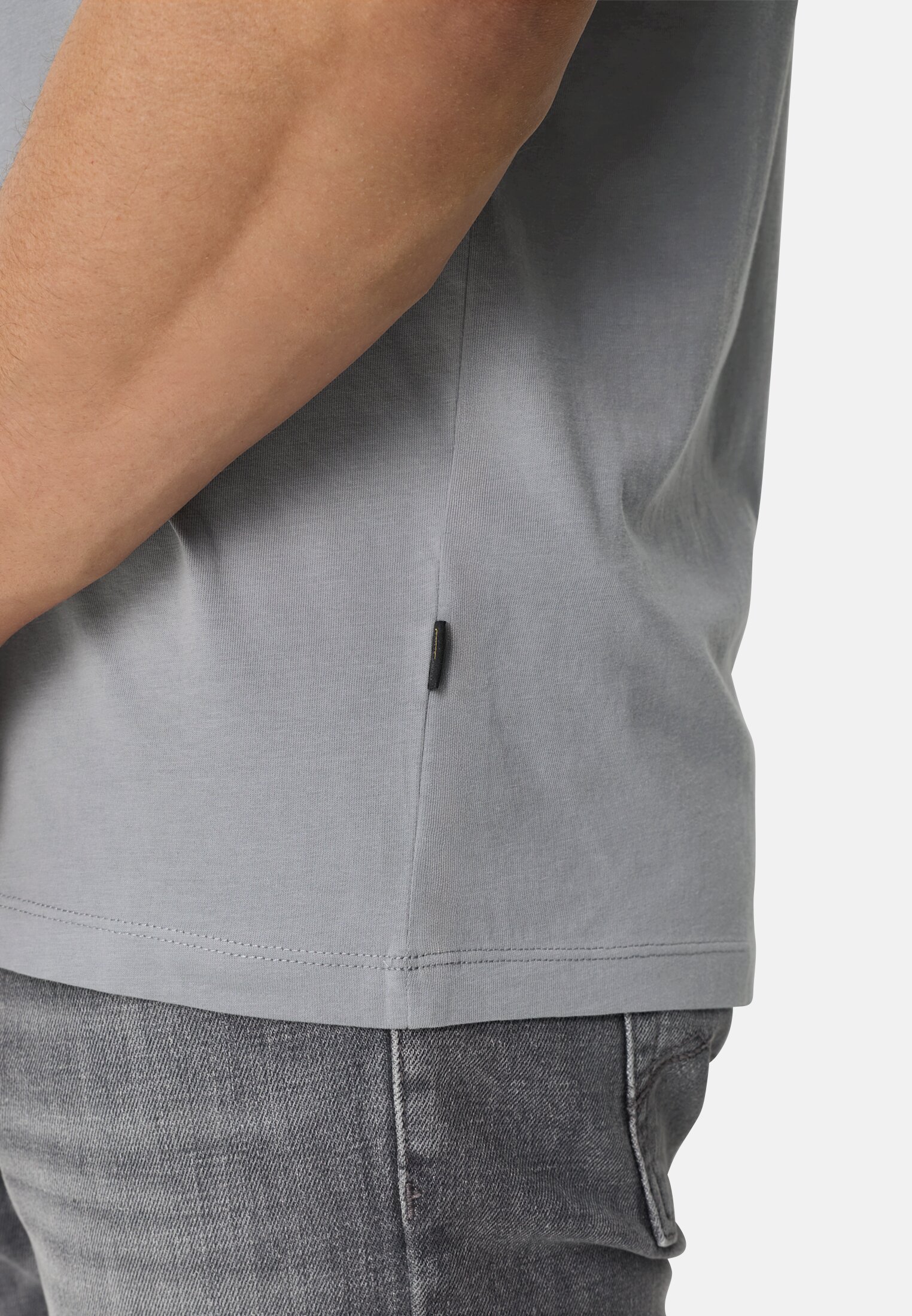 Heren T-shirt van puur katoen Grijs gedragen detail dichtbij