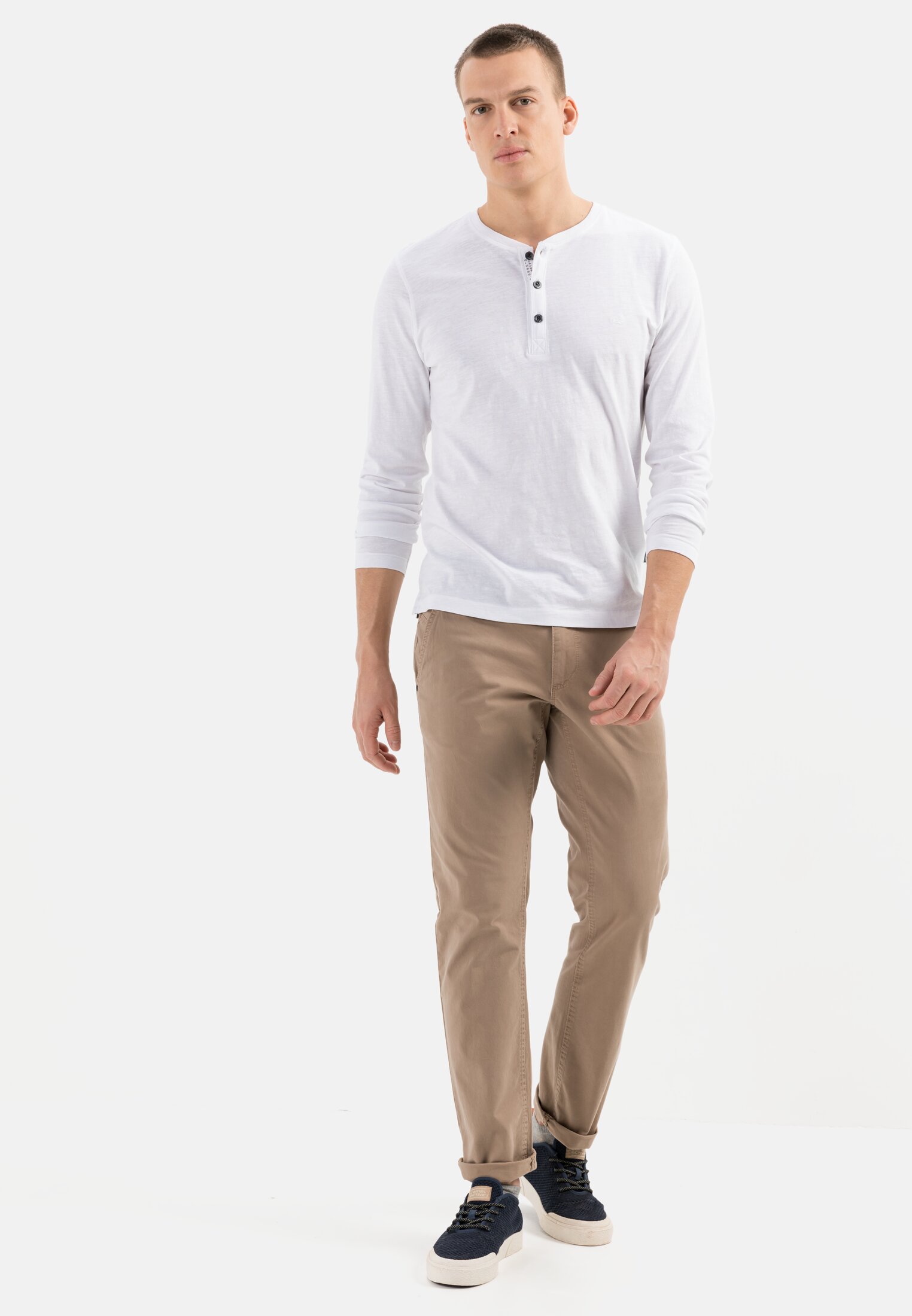 Men Lightweight long-sleeved shirt with henley collar in pure organic cotton White worn front full body