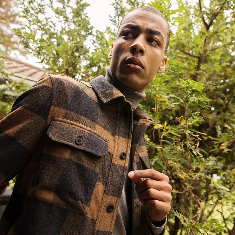 camel active - How to style Overshirts- Mann in Weste und Karo Hemdjacke