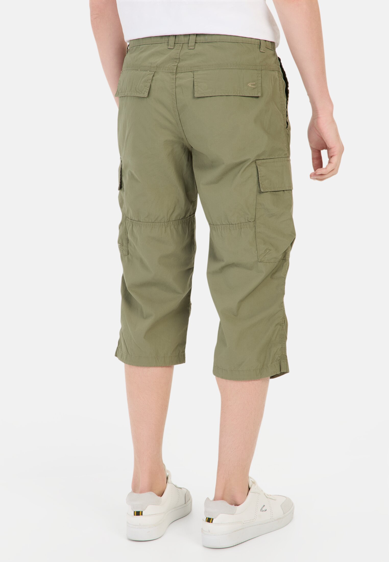 Heren 3/4 cargoshort met regular fit Khaki gedragen achter