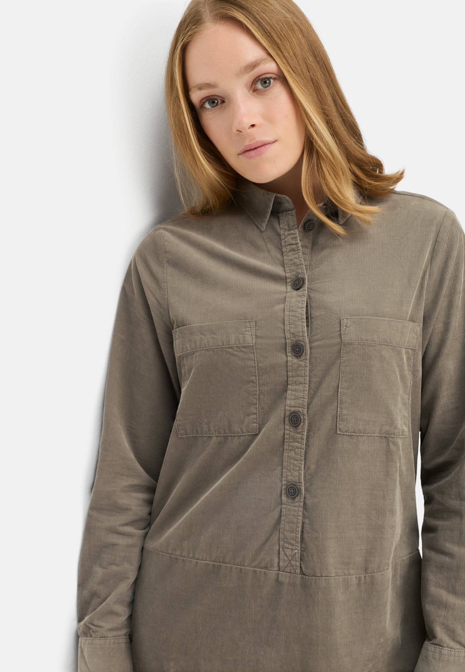 Damen Kleid aus reiner Baumwolle Graugrün getragen emotional
