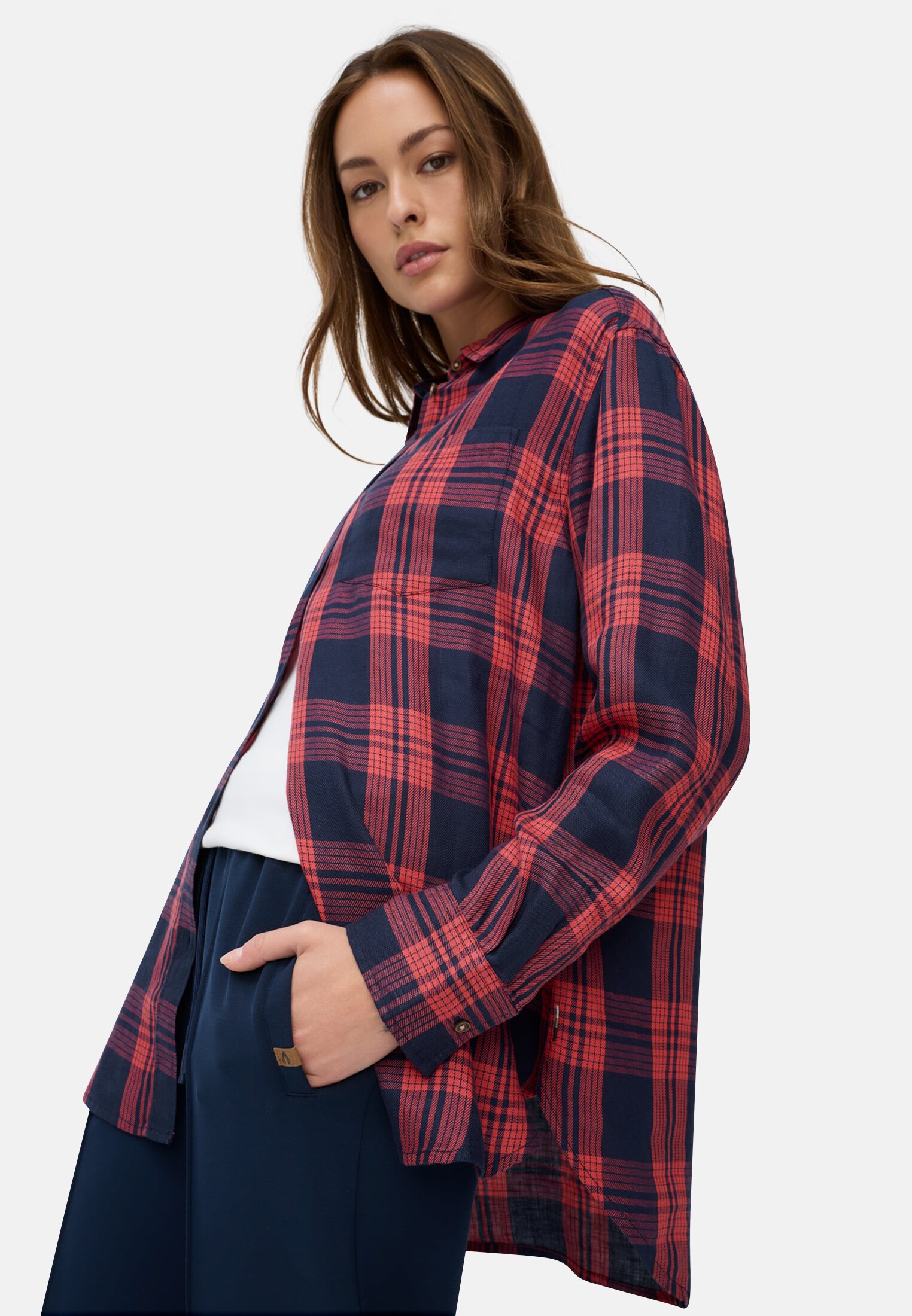 Damen Bluse aus Lyocell- Leinenmix Blau Rot getragen emotional