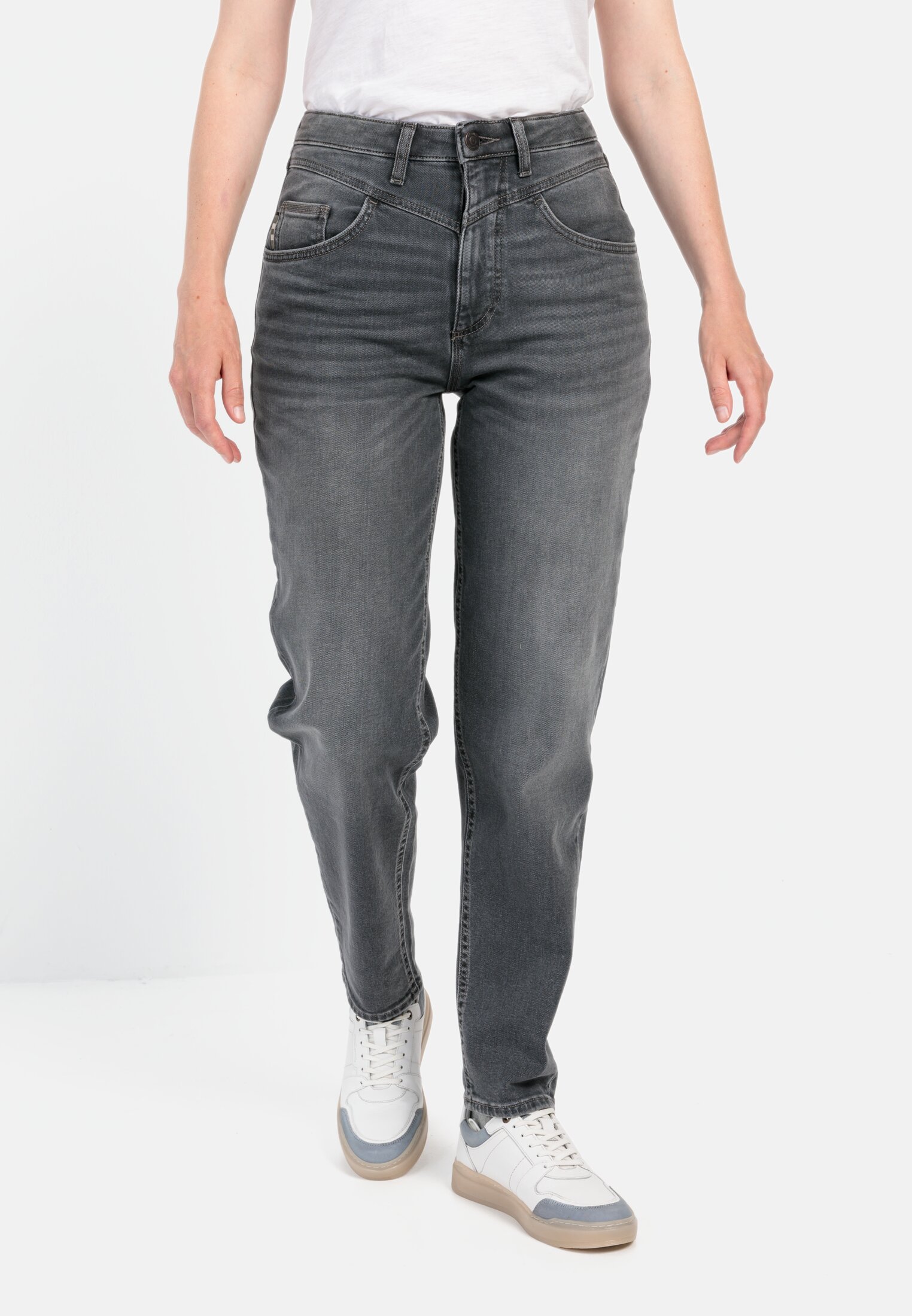 Vrouwen Mom Fit 5-Pocket Jeans Donker Grijs gedragen voor