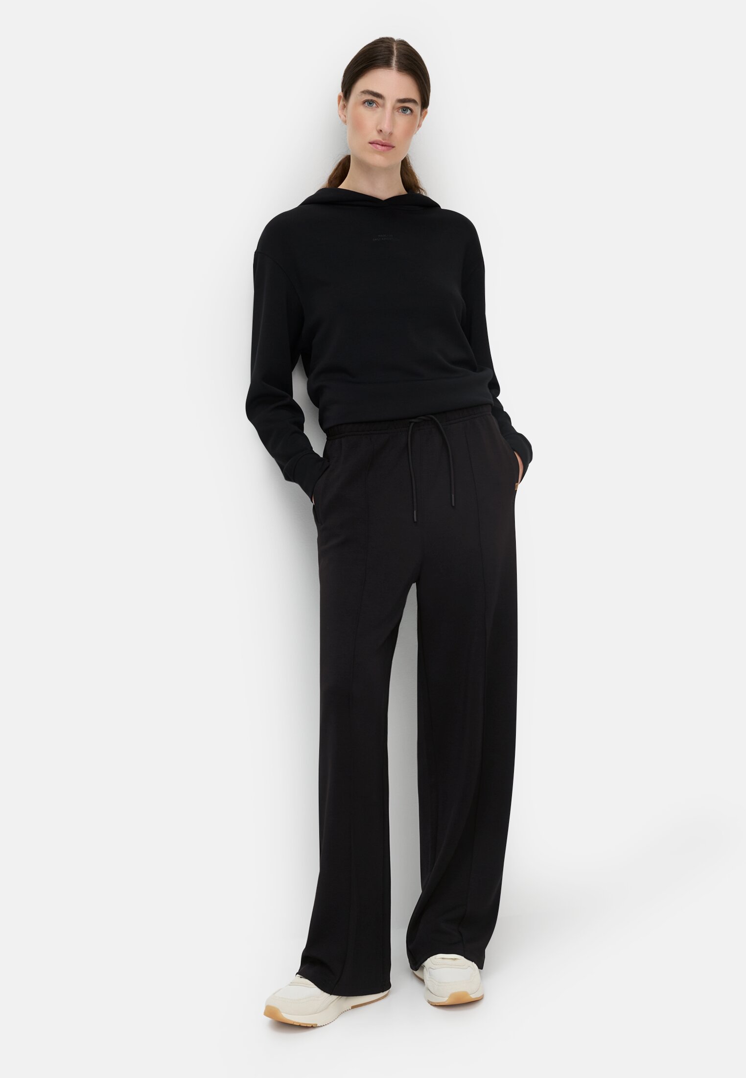 camelactive_Hose_Schwarz_377505-6F04-08_M4 Damen Casual Pants im Jogger-Stil mit elastischem Bund Kaviar getragen emotional